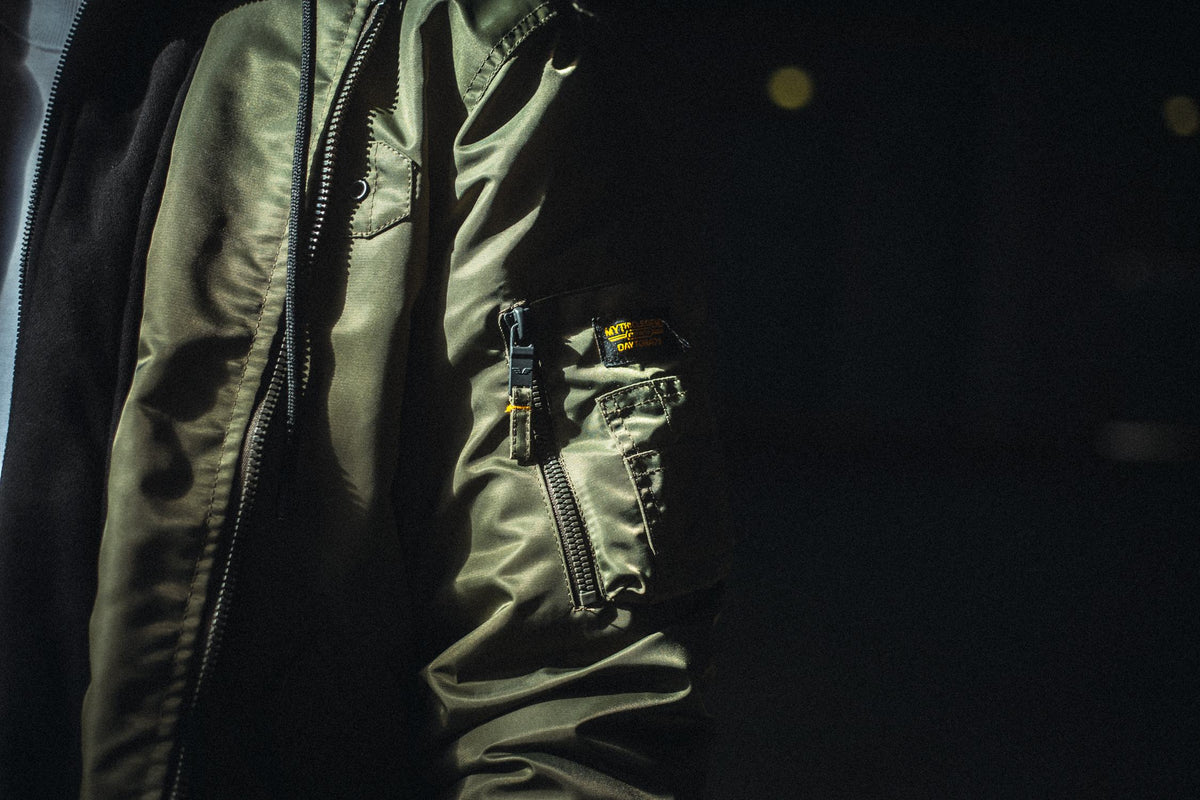 Découvrez la collection de bombers en nylon et coton de la maruqe DAYTONA 73, alliant style, confort et polyvalence.