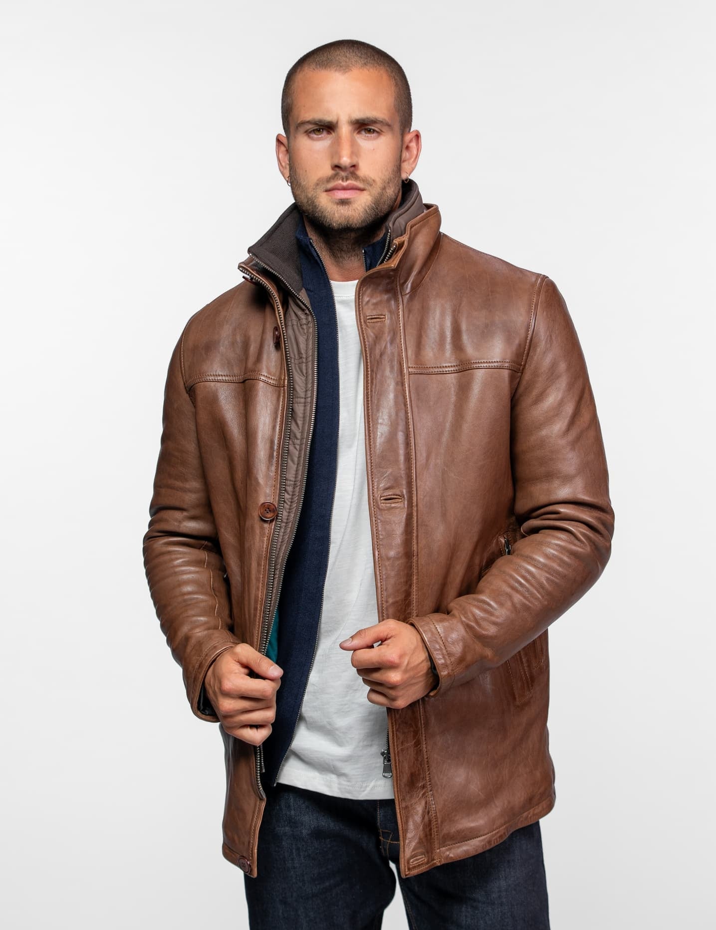 Veste en cuir marron avec fermeture éclair et boutons.