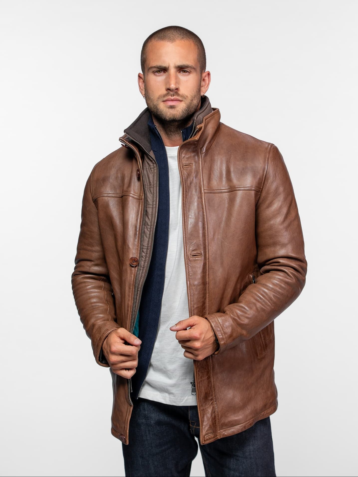 Veste en cuir marron avec fermeture éclair et boutons.