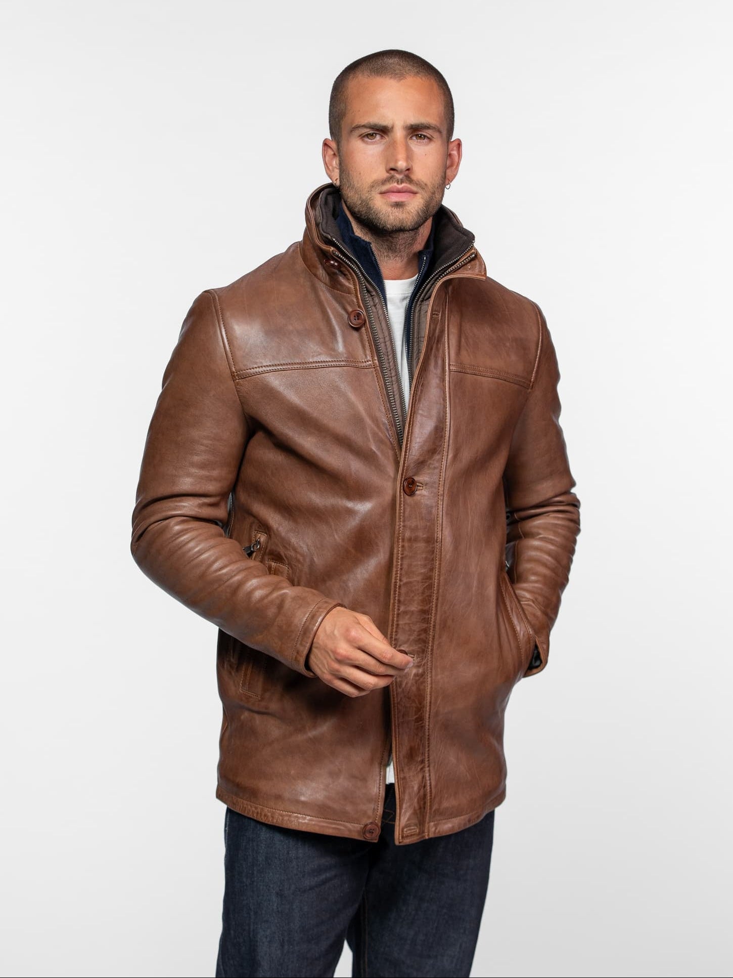Veste en cuir marron avec boutons, fermeture éclair et poches.
