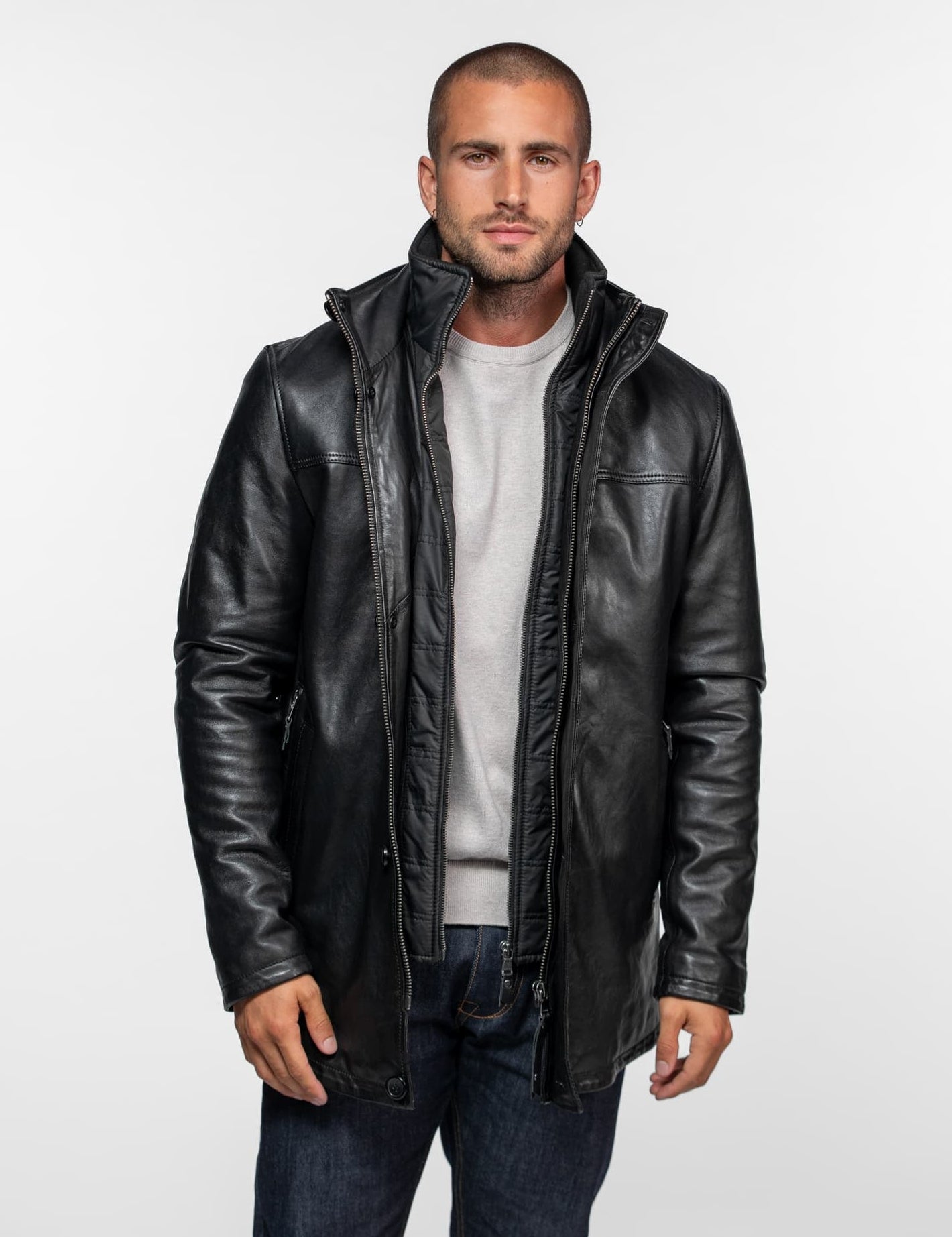 Veste longue en cuir noir avec double fermeture éclair.