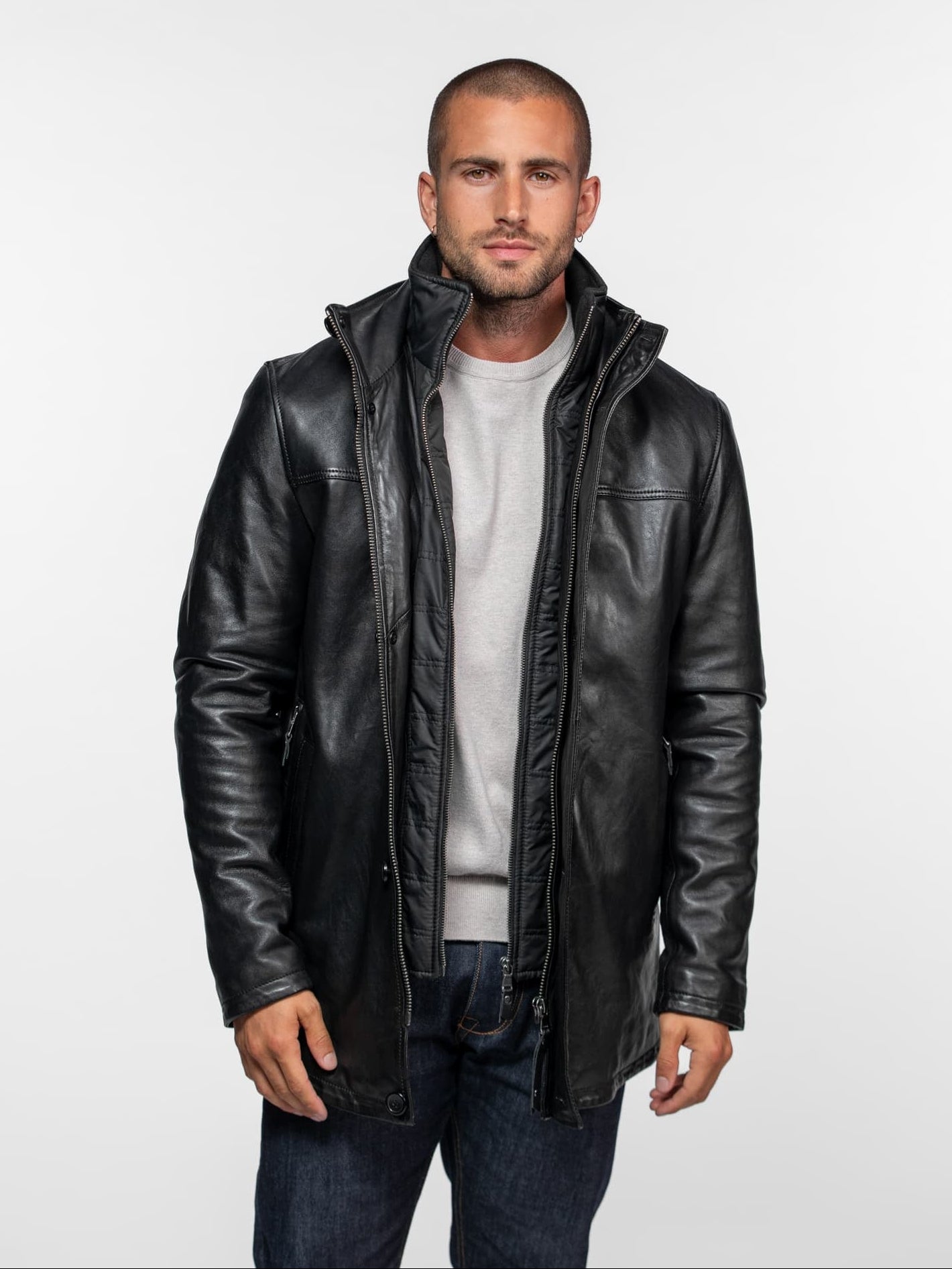 Veste longue en cuir noir avec double fermeture éclair.