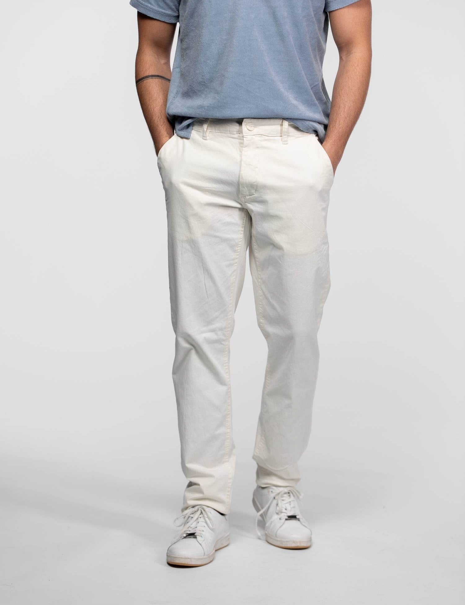 Pantalon chino blanc cassé avec bouton à la taille.