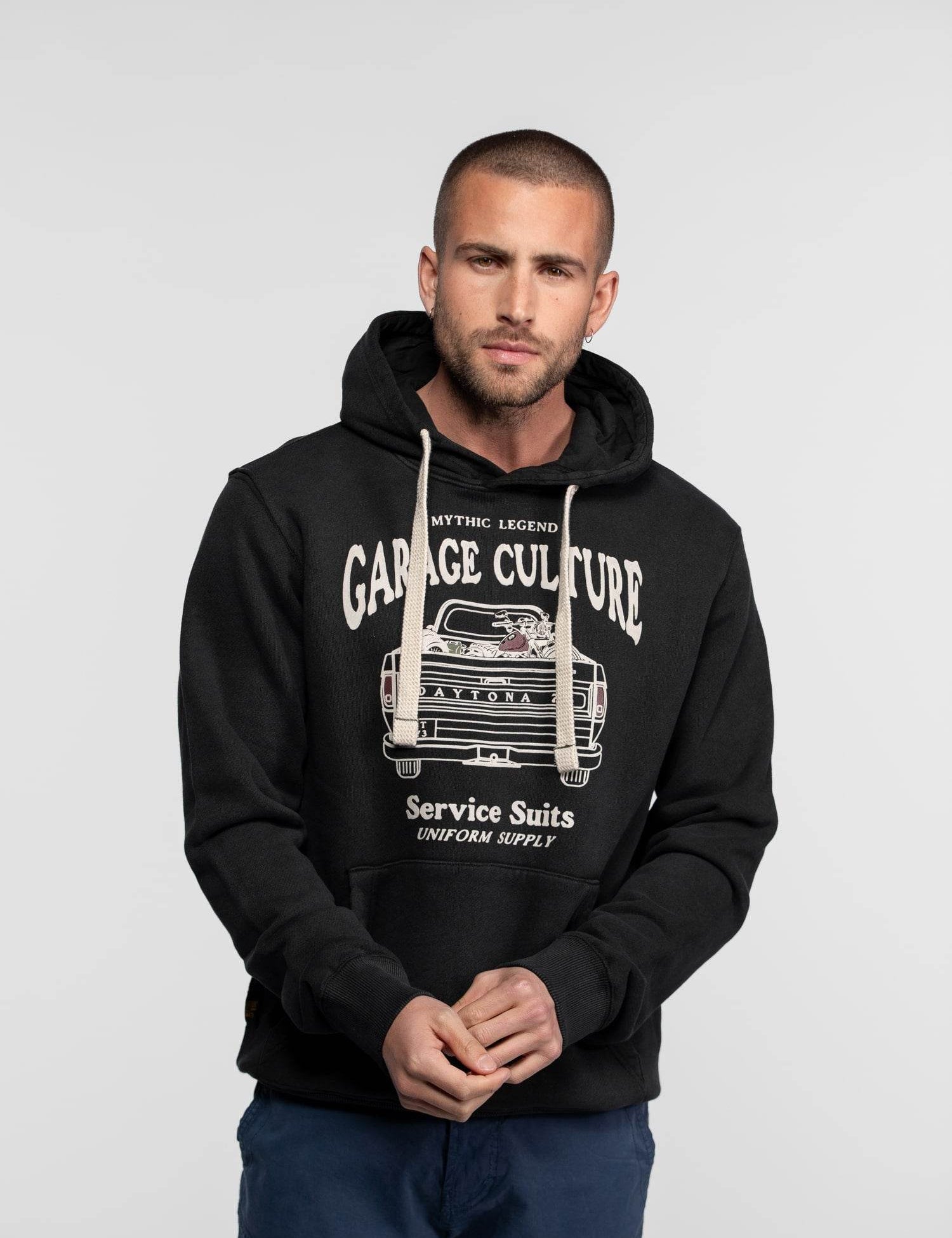 Homme portant un sweat à capuche noir avec imprimé.