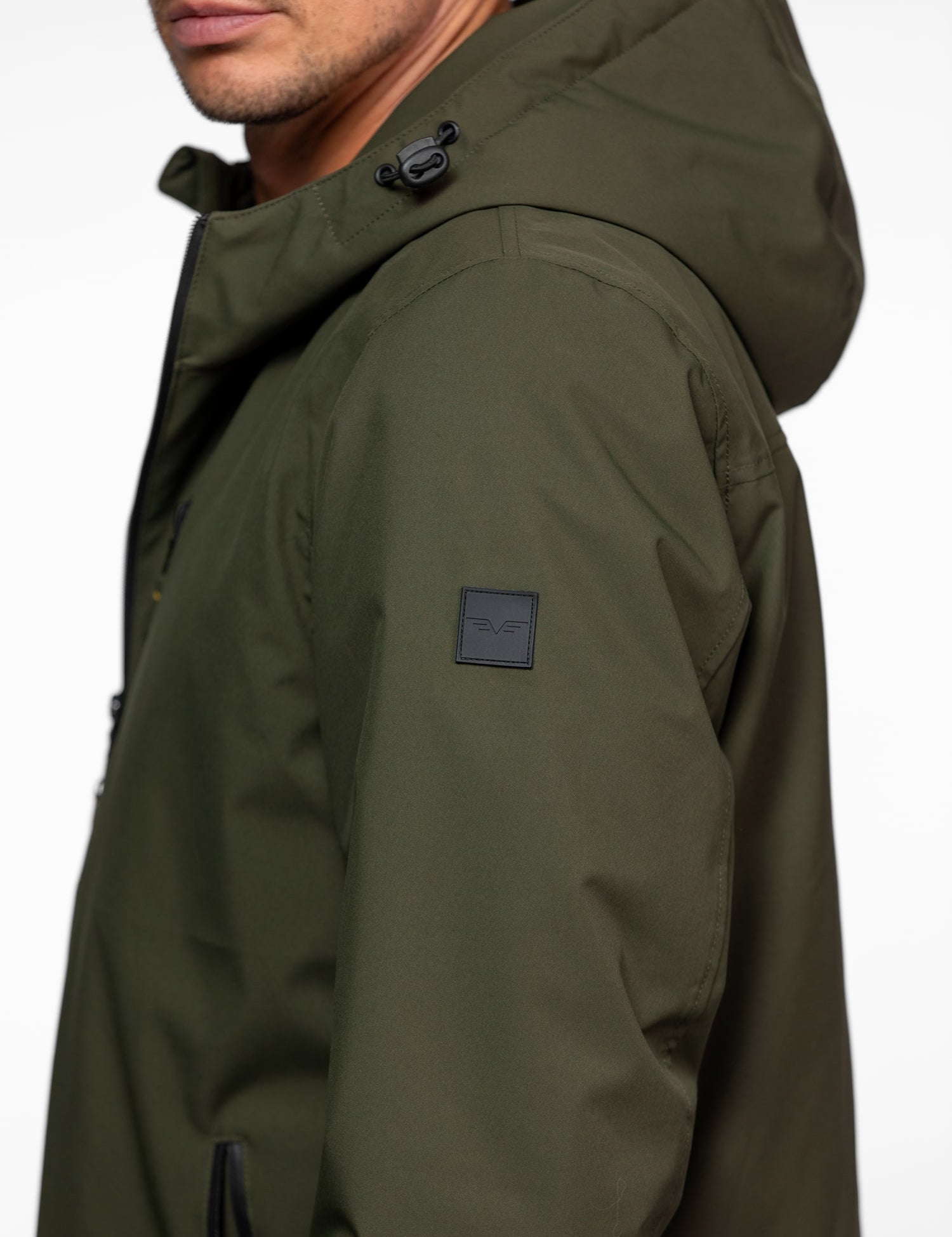 Gros plan sur l'épaule d'une parka à capuche kaki.