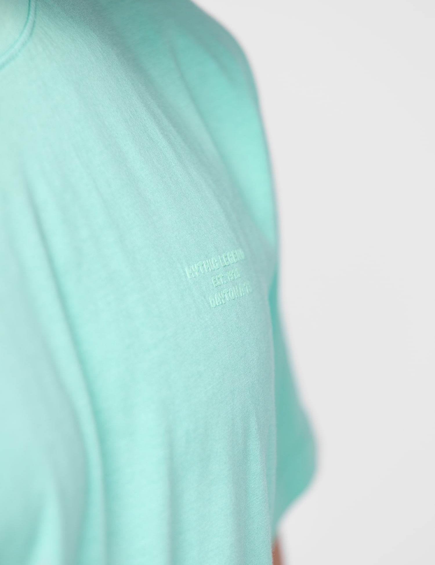 T-shirt turquoise avec logo Mythic Legend brodé ton sur ton.