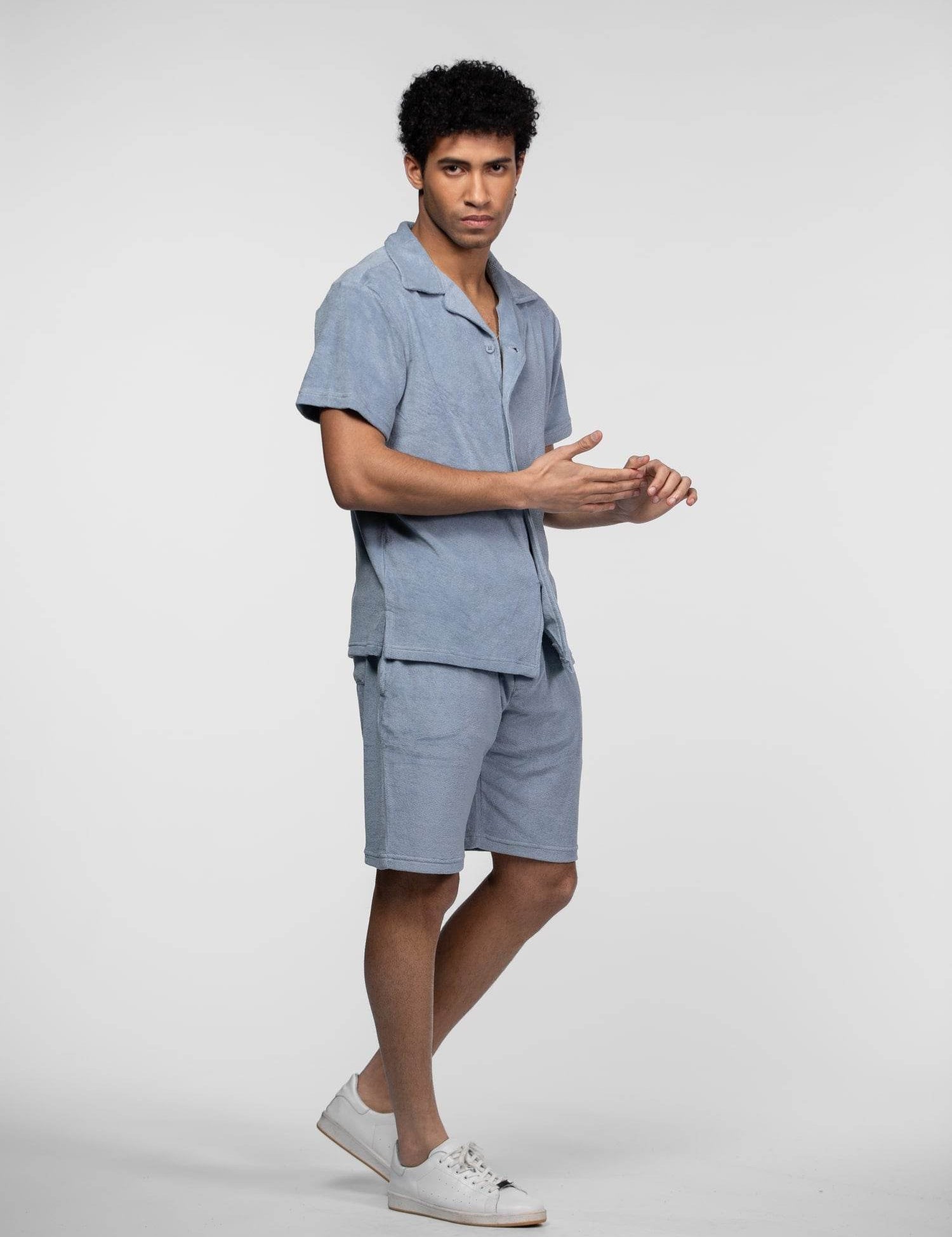 Ensemble chemise à manches courtes et short bleu chiné.