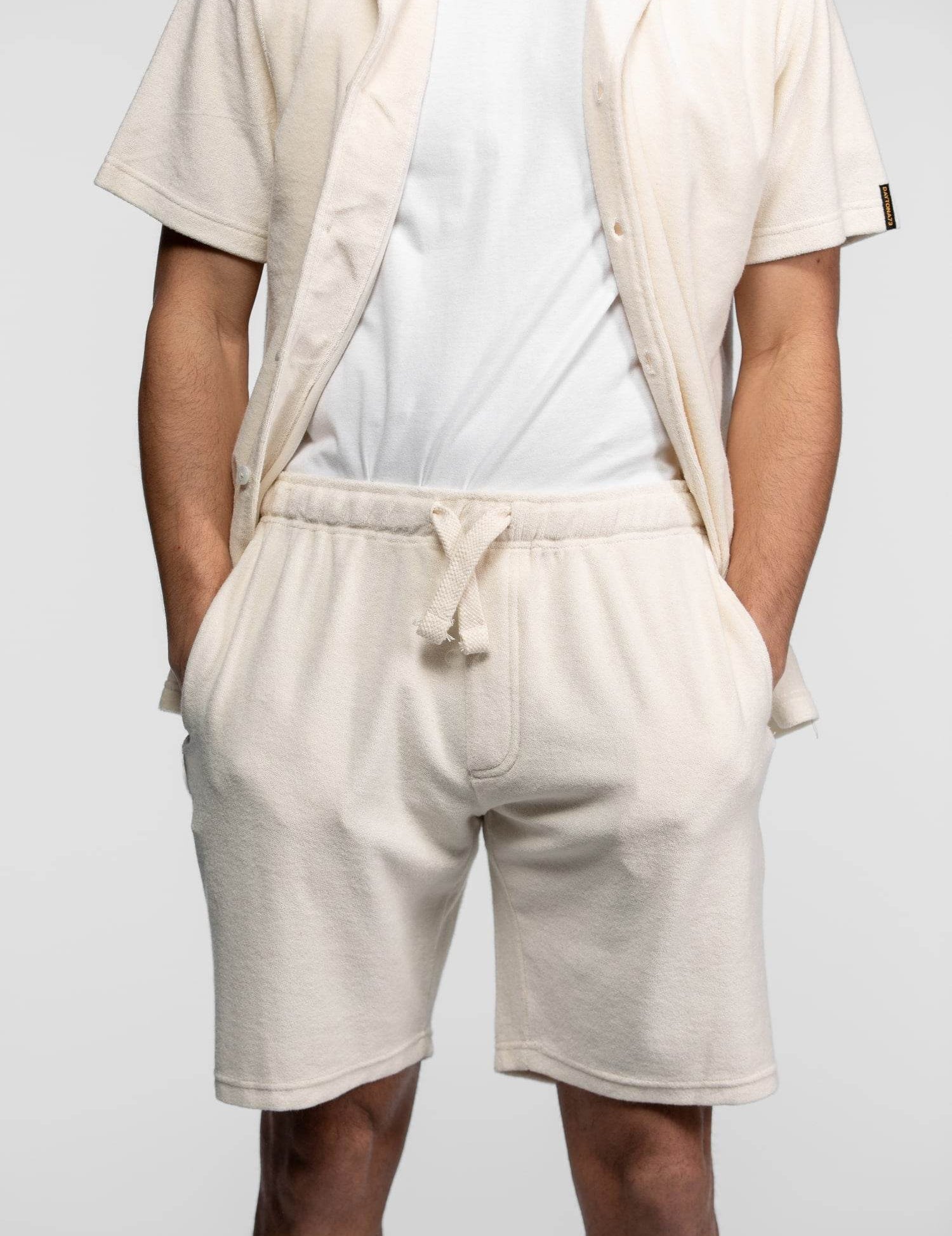 Short blanc cassé en éponge avec cordon de serrage.