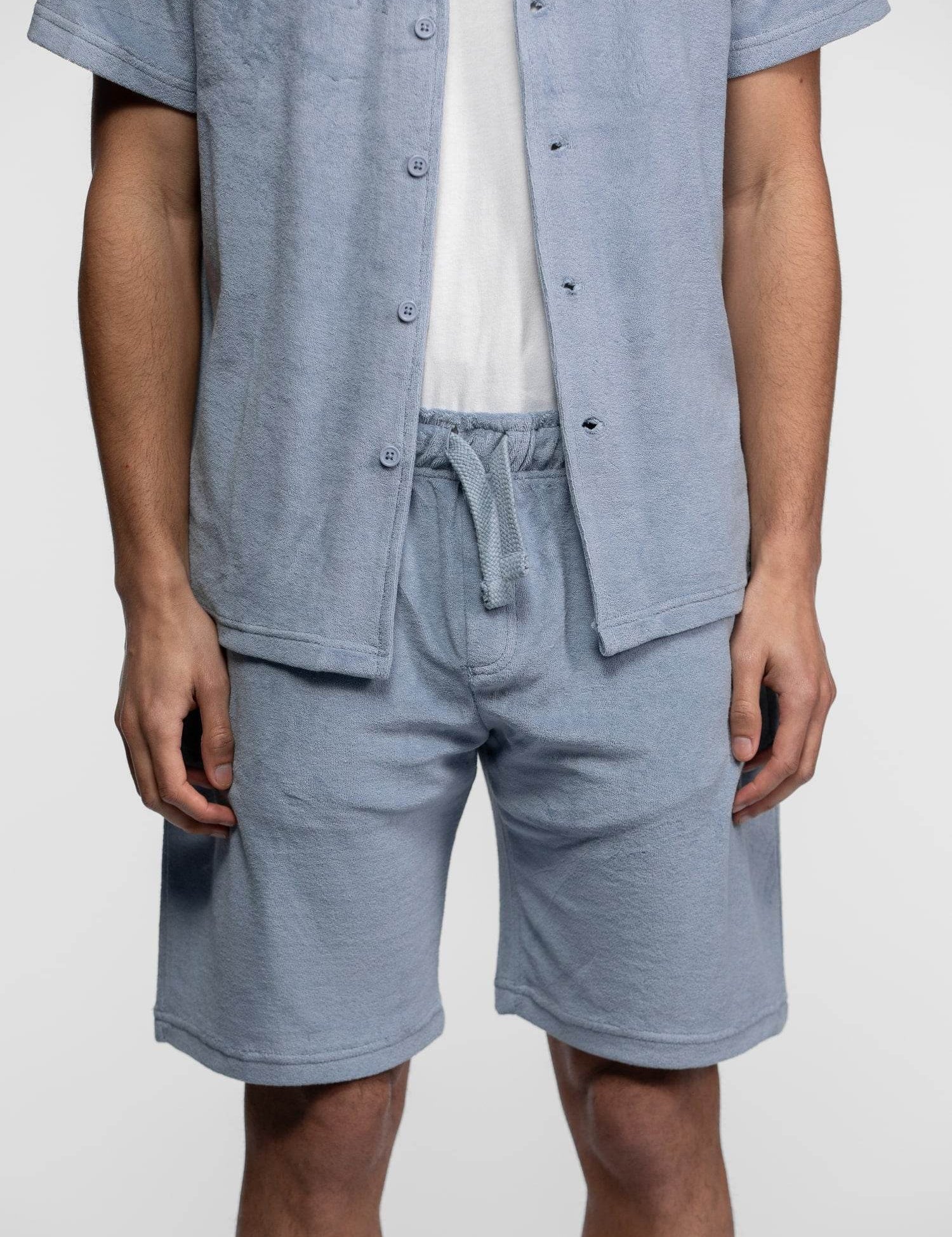 Ensemble chemise et short bleu ciel chiné avec boutons.
