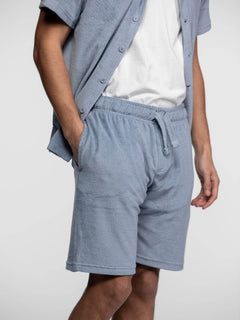 Short en éponge bleu clair avec cordon de serrage.