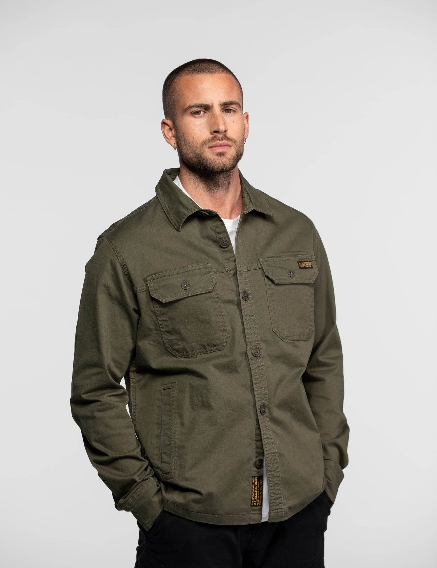 Surchemise olive avec boutons, poches à rabat et écusson.