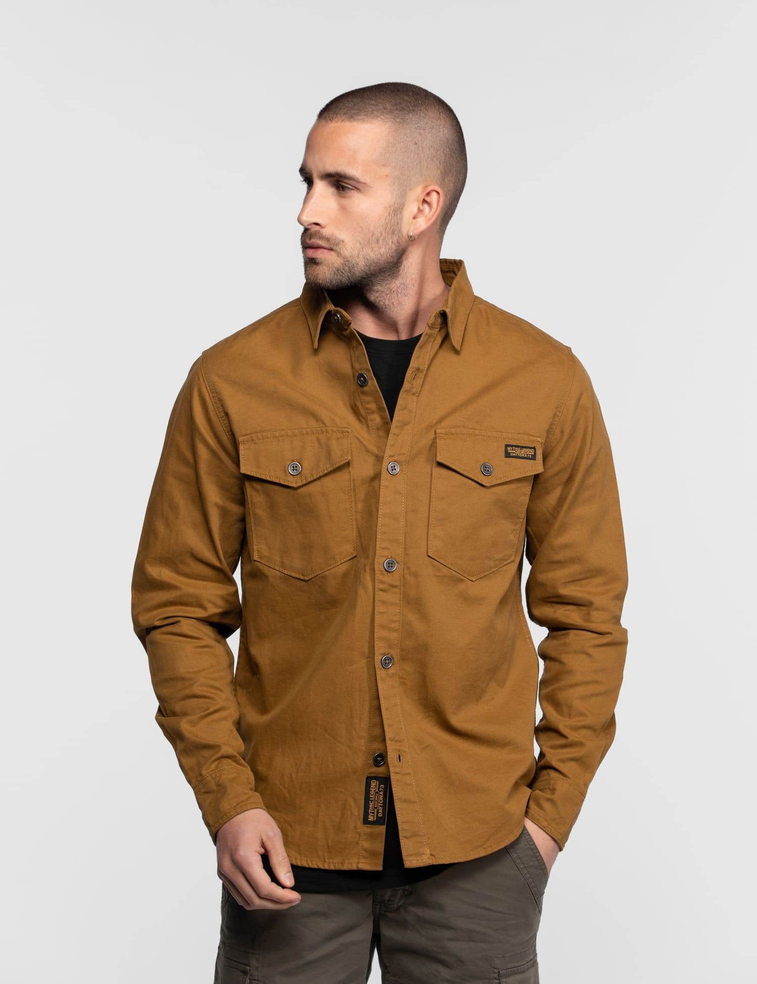 Chemise marron moutarde à manches longues avec boutons et poches.