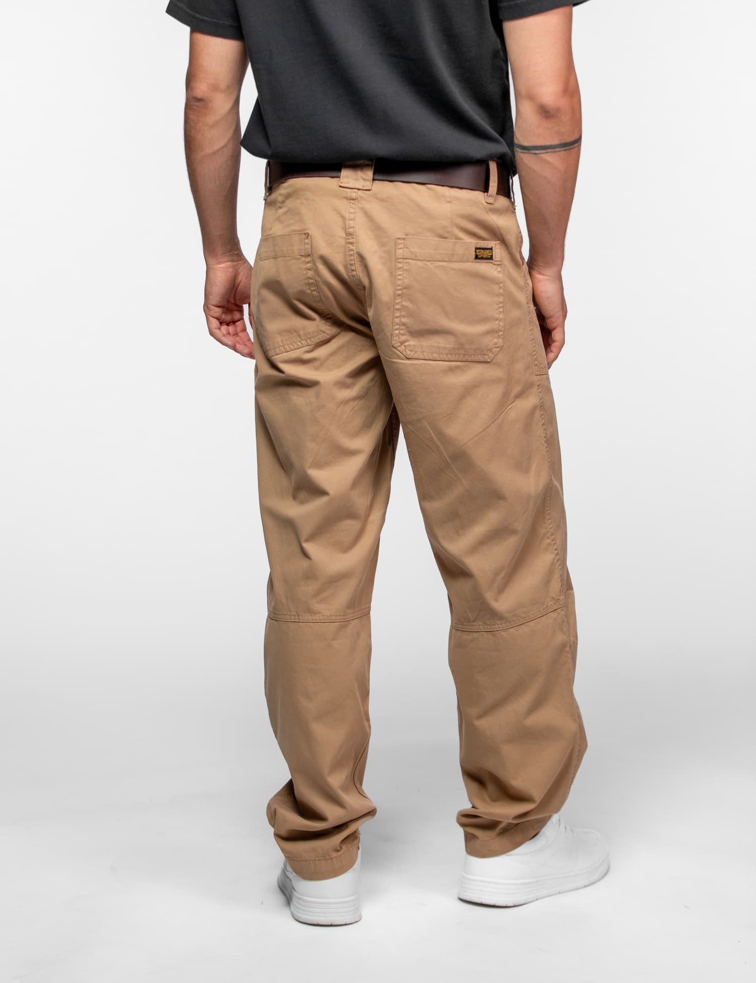 Pantalon de travail camel avec écusson logo sur poche arrière.
