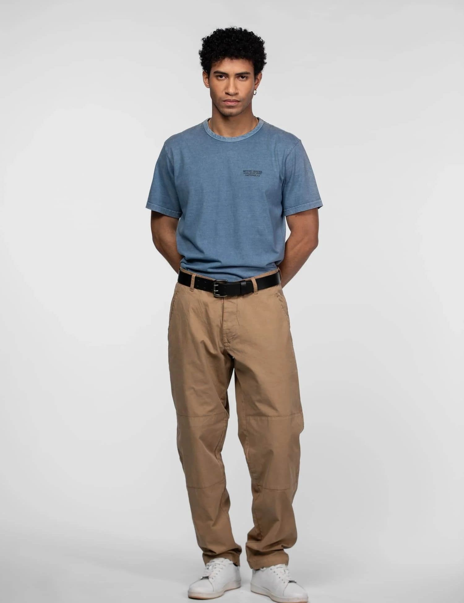 Texte gris foncé sur fond blanc indiquant « DEPUIS 1973 ».