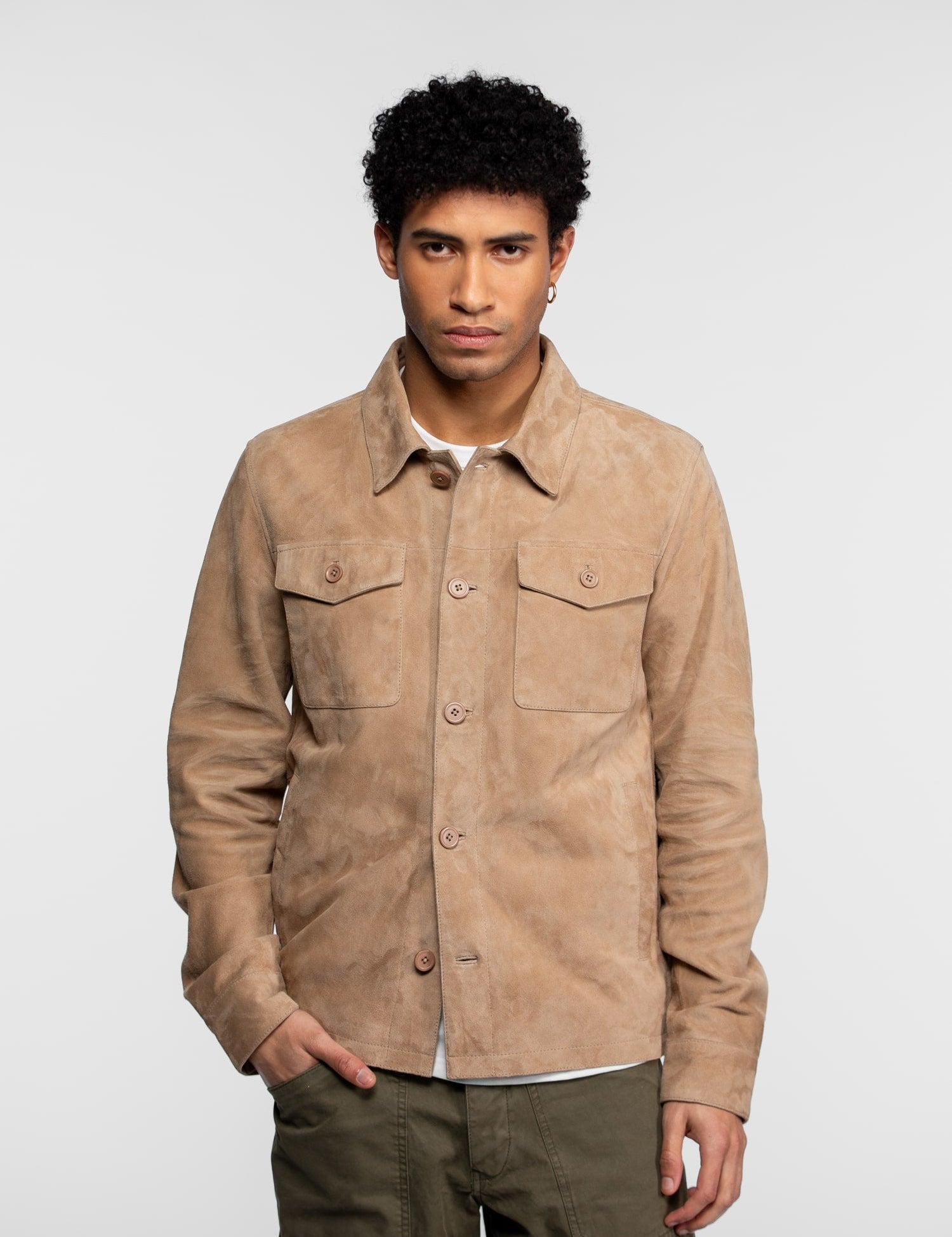 Veste en daim beige avec poches poitrine et boutons.