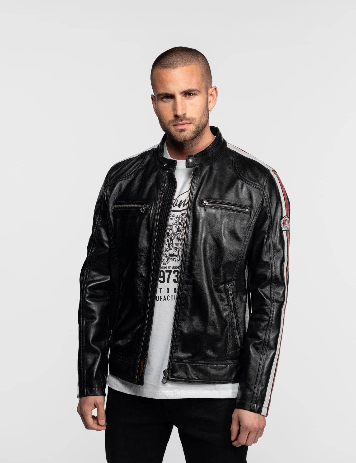 Homme portant un blouson en cuir noir et t-shirt.