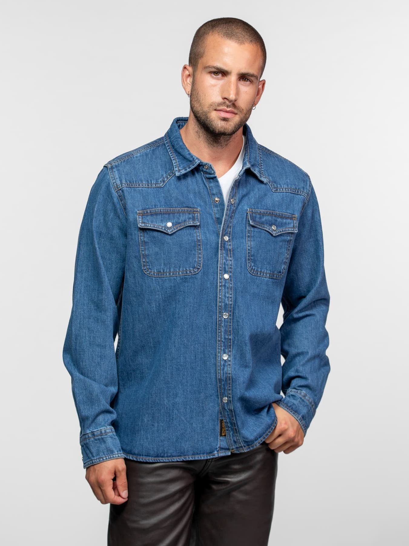 Homme portant une chemise en jean bleue.