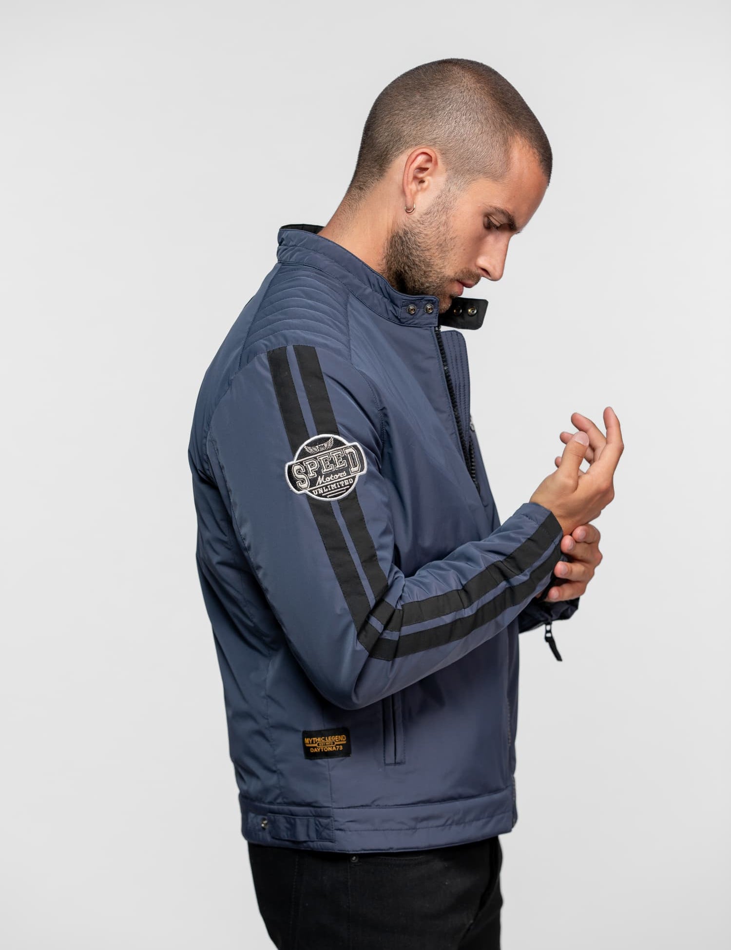 Veste bleu gris avec rayures noires et écusson Speed Motors.