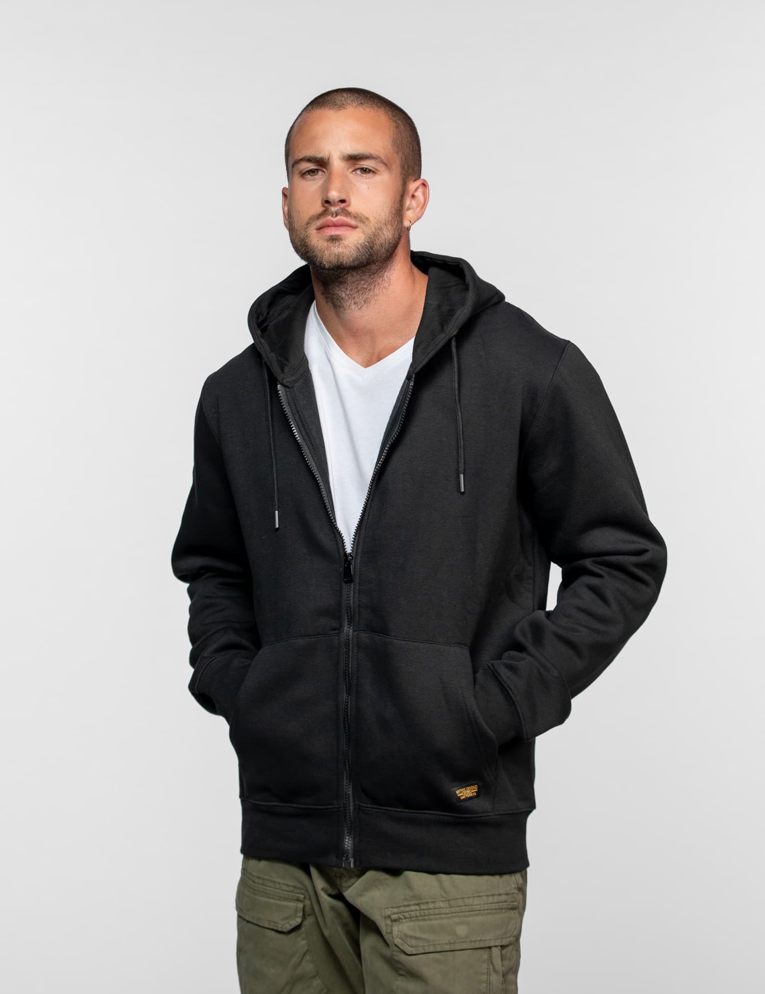 Veste à capuche noire zippée avec poches et petit écusson.