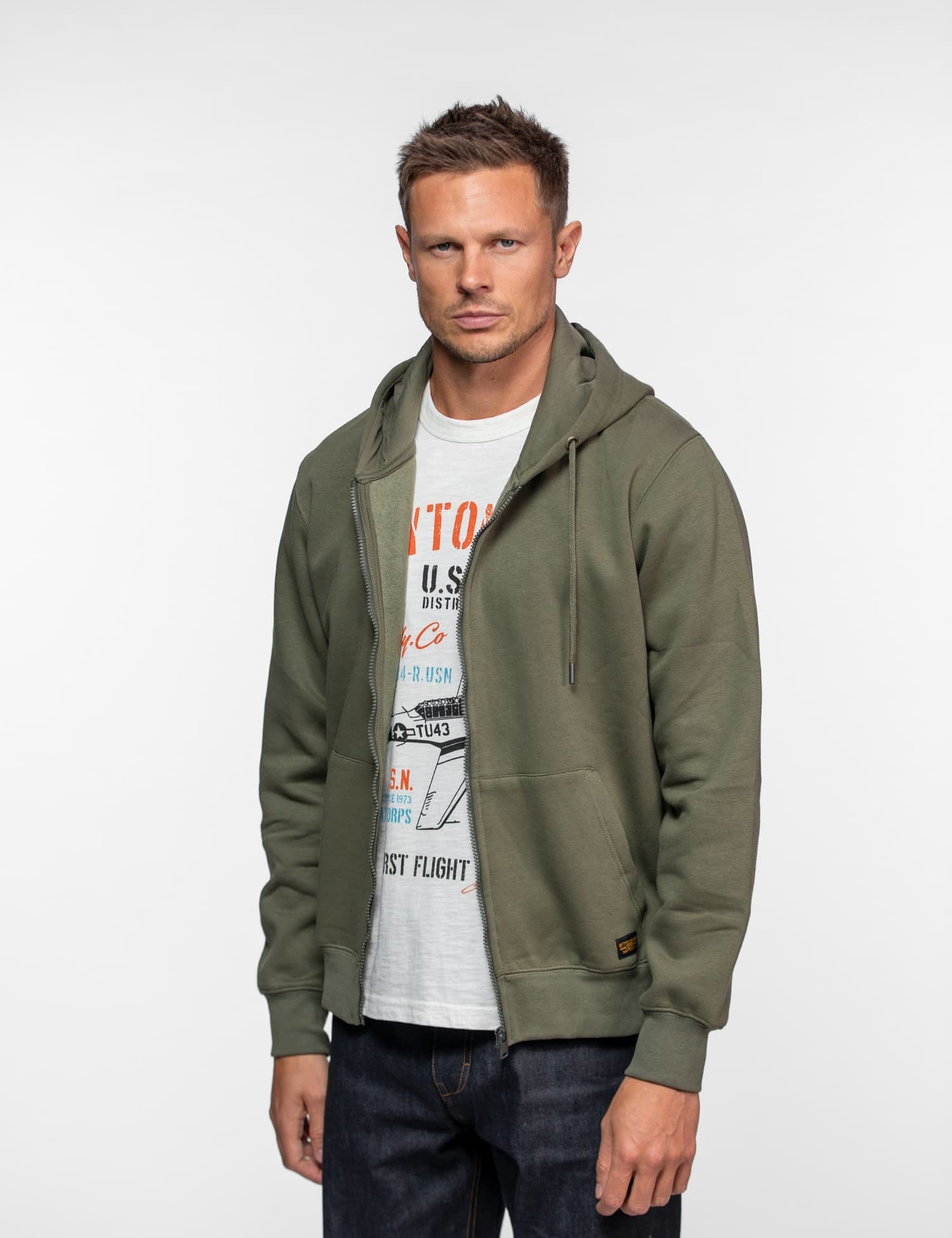 Homme en sweat à capuche vert et t-shirt blanc.
