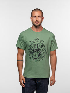 T-shirt vert sauge avec imprimé graphique singe et texte noir.