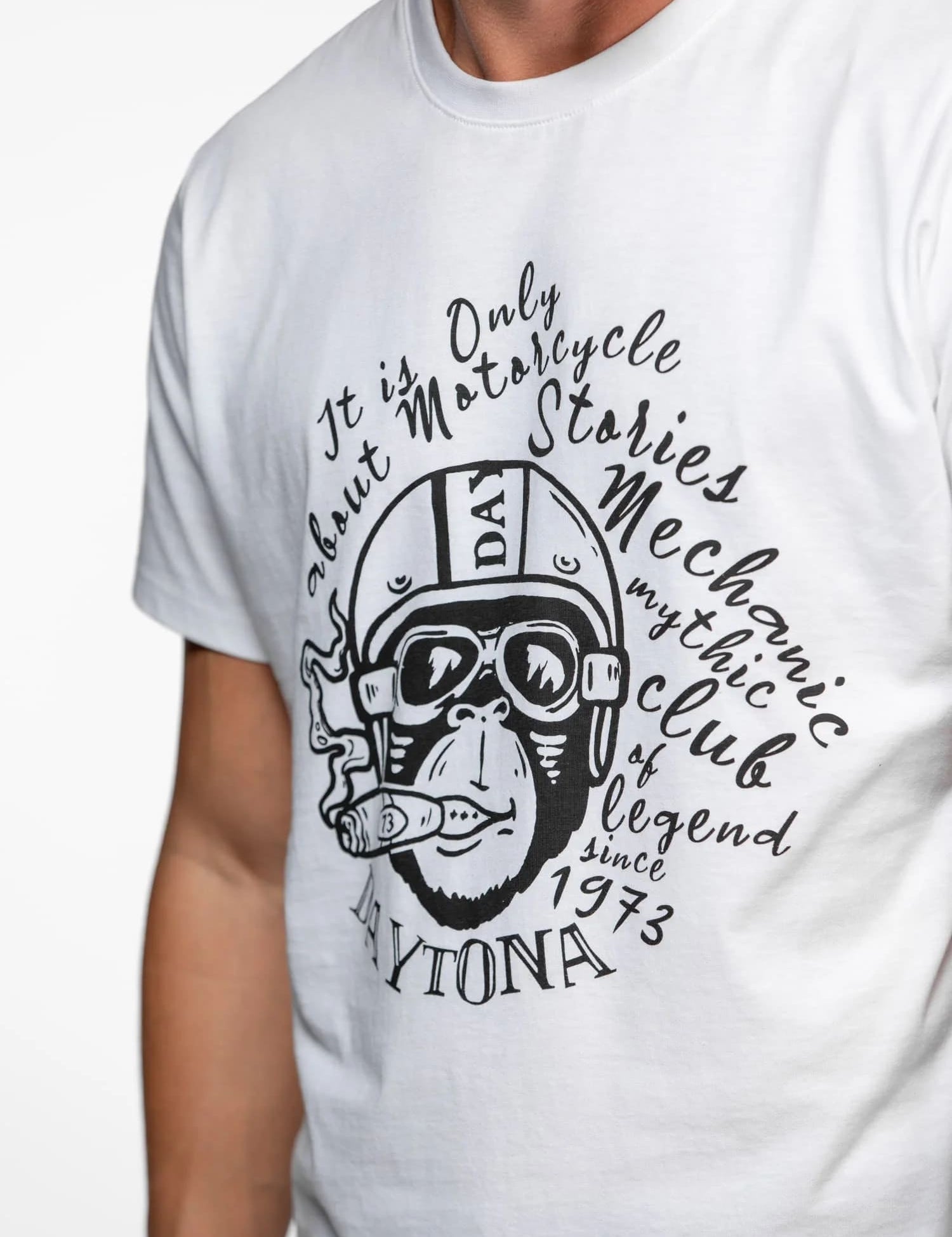 Gros plan sur un t-shirt blanc avec graphique.