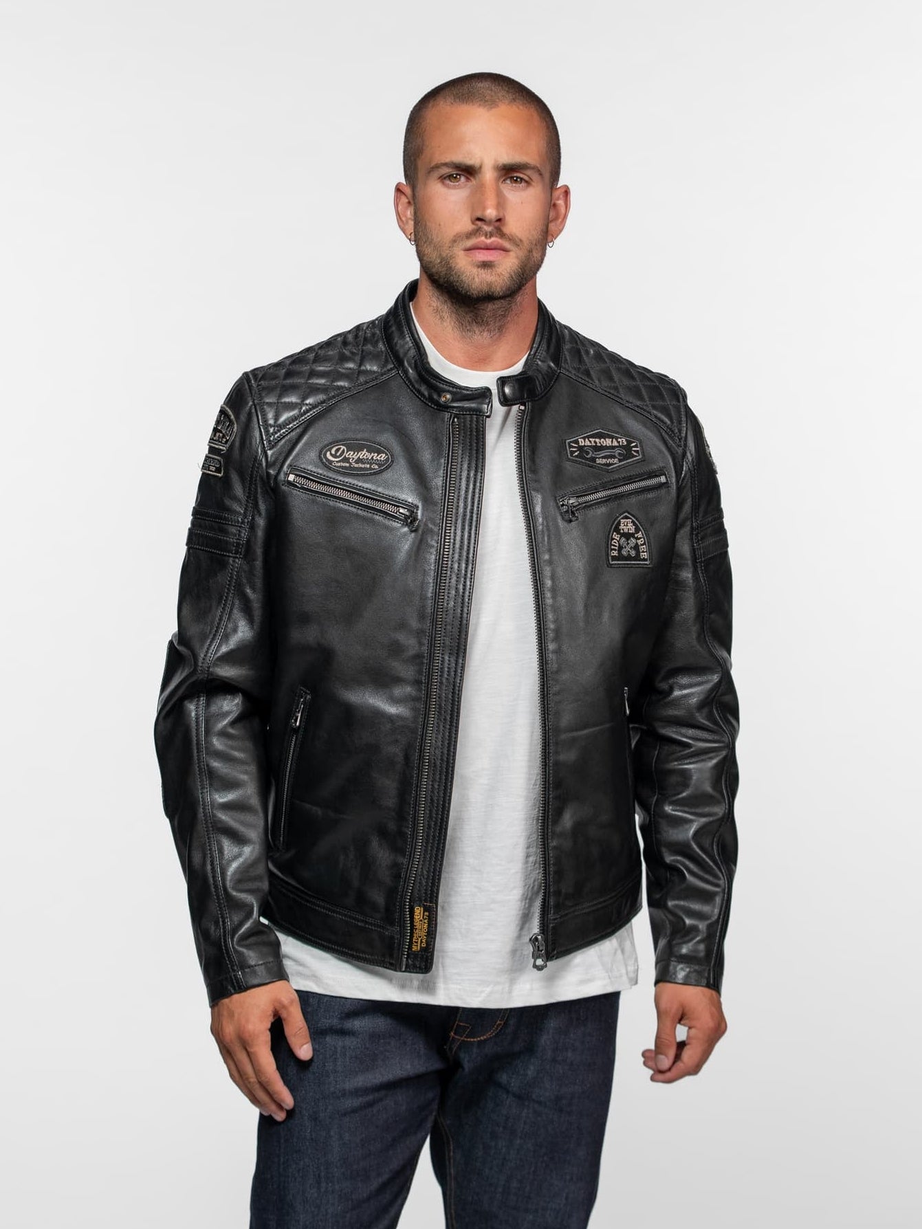 Homme portant un blouson en cuir noir et jean.