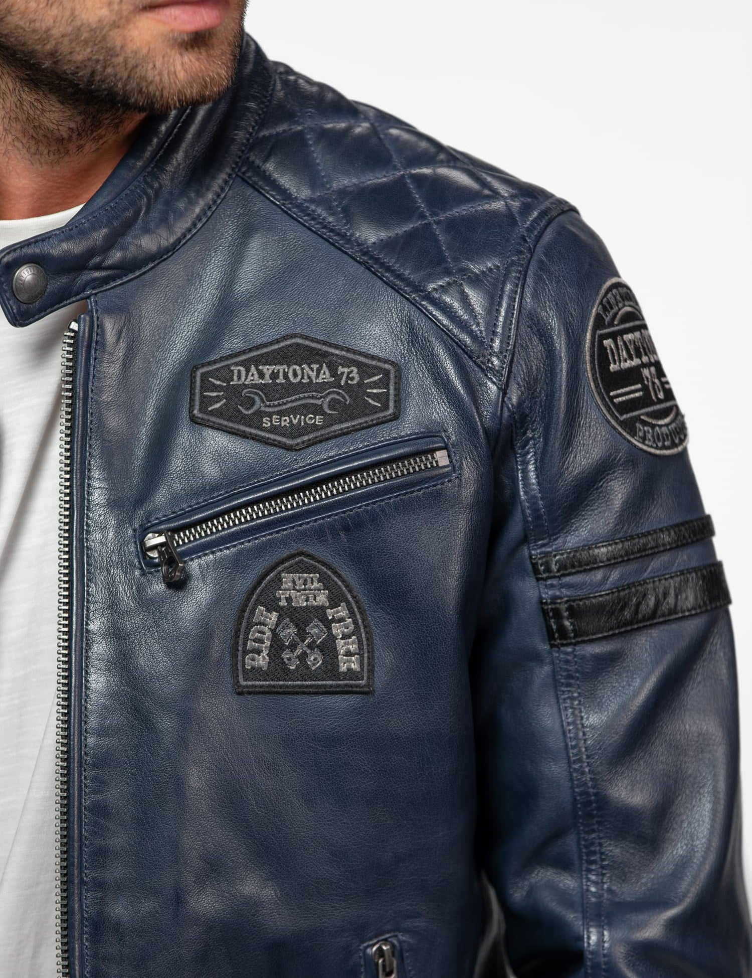 Veste en cuir bleu marine à écussons brodés et fermetures éclair.