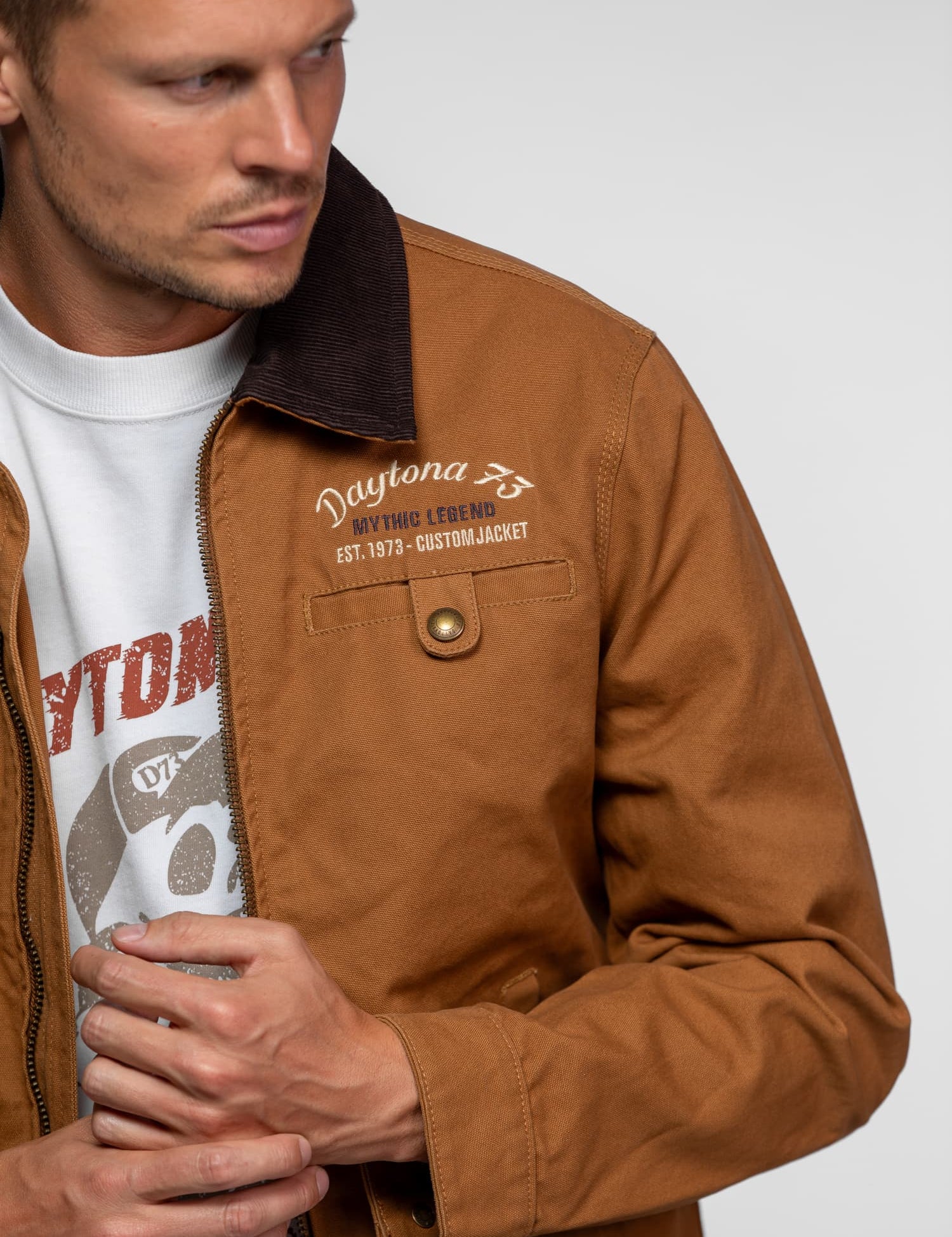 Homme portant une veste marron avec col en velours.