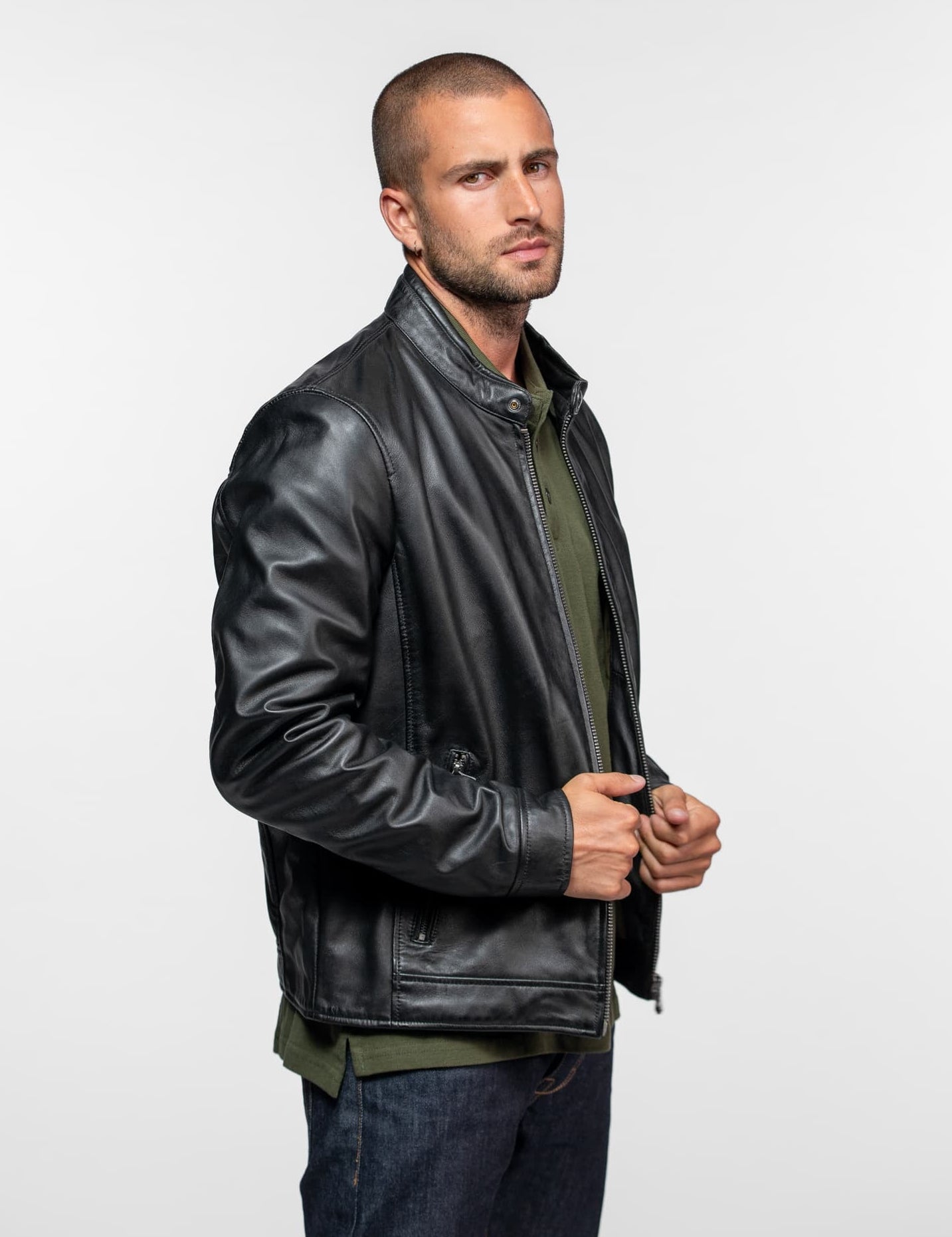 Veste en cuir noir avec col montant et fermetures éclair.