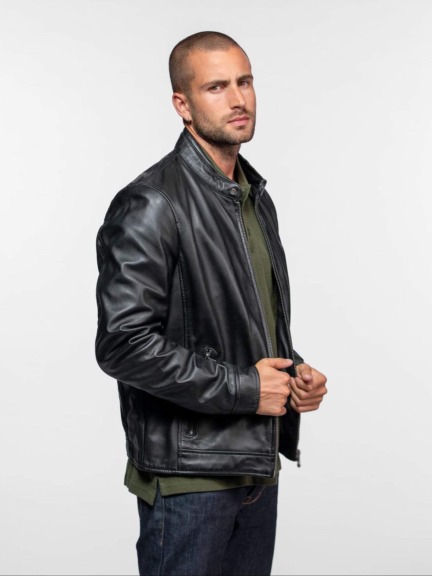 Veste en cuir noir avec col montant et fermetures éclair.