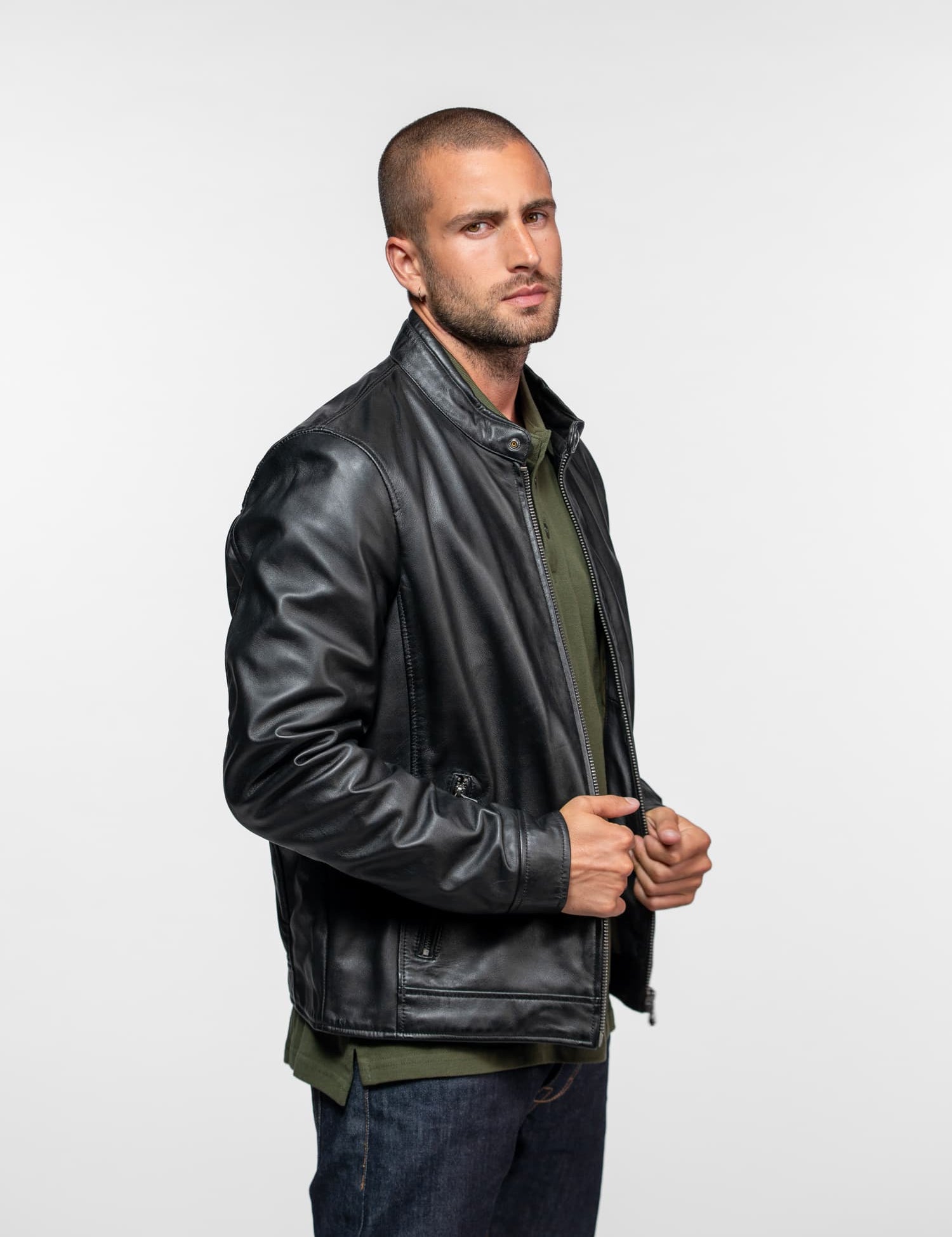 Veste en cuir noir avec col montant et fermetures éclair.