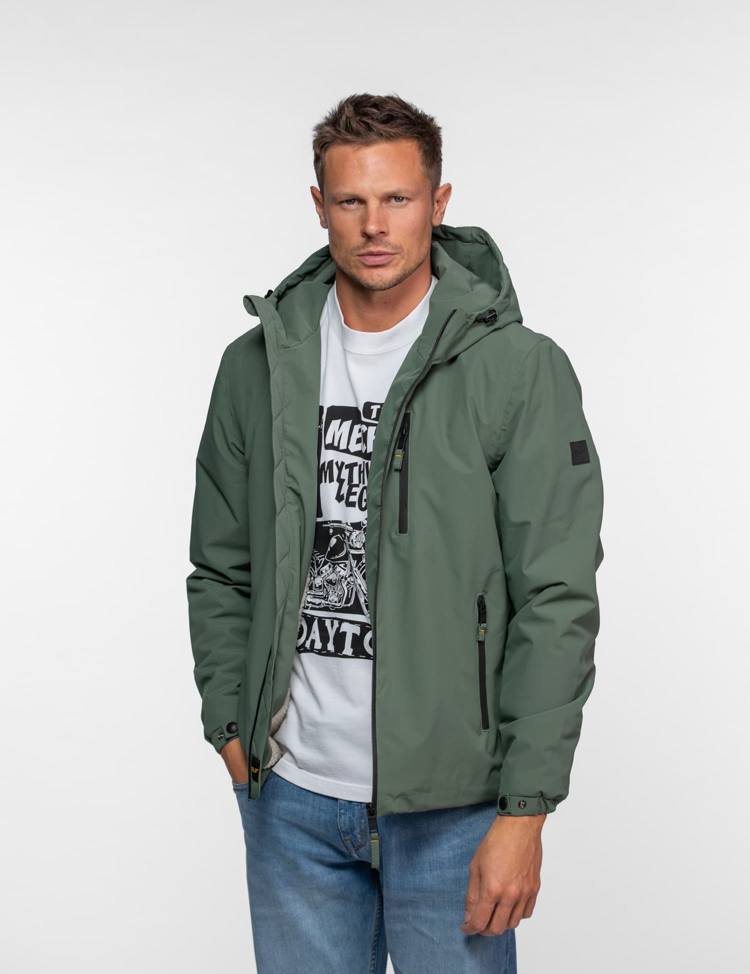 Veste à capuche olive green avec fermetures éclair noires.