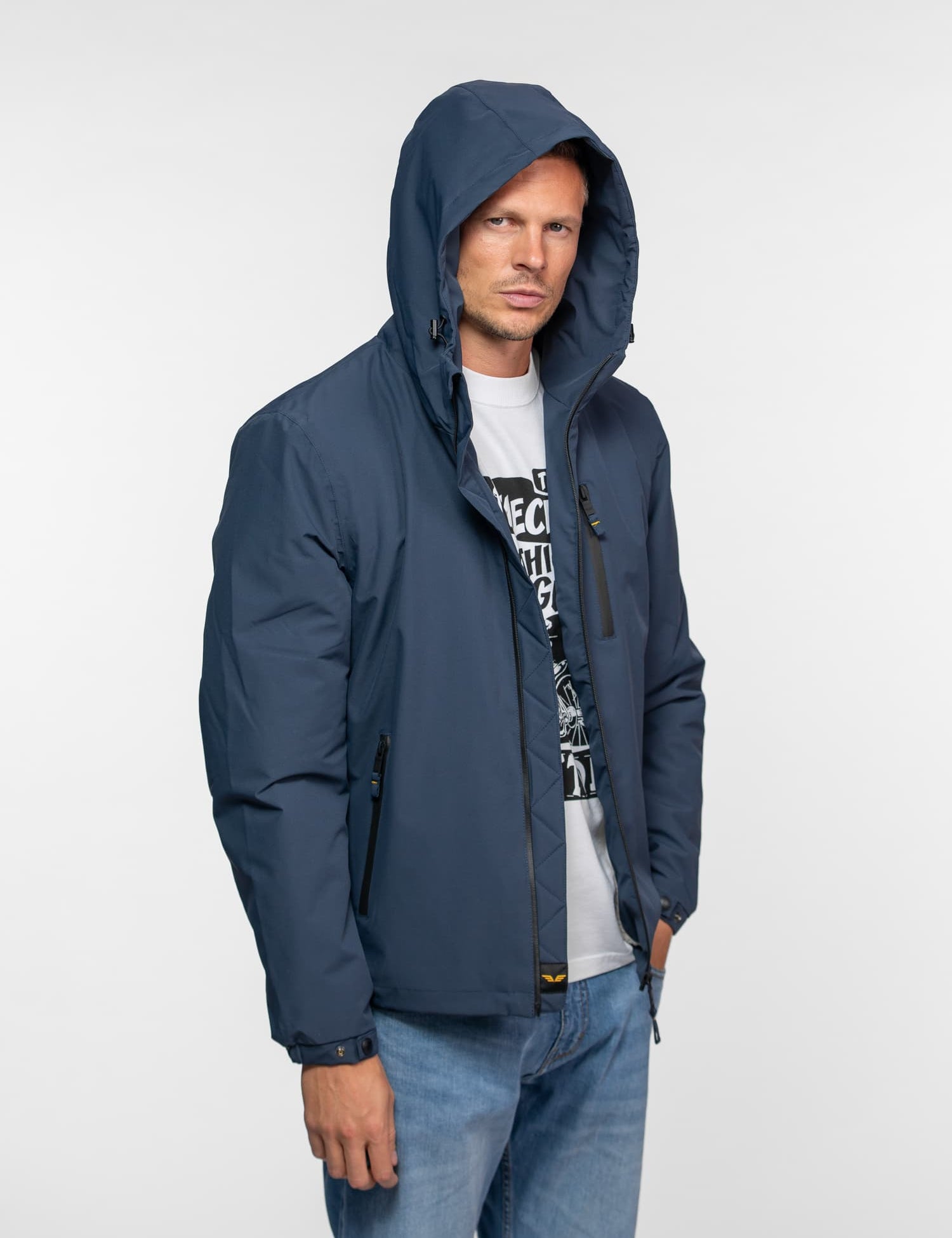 Veste à capuche bleu marine avec fermetures éclair et logo.
