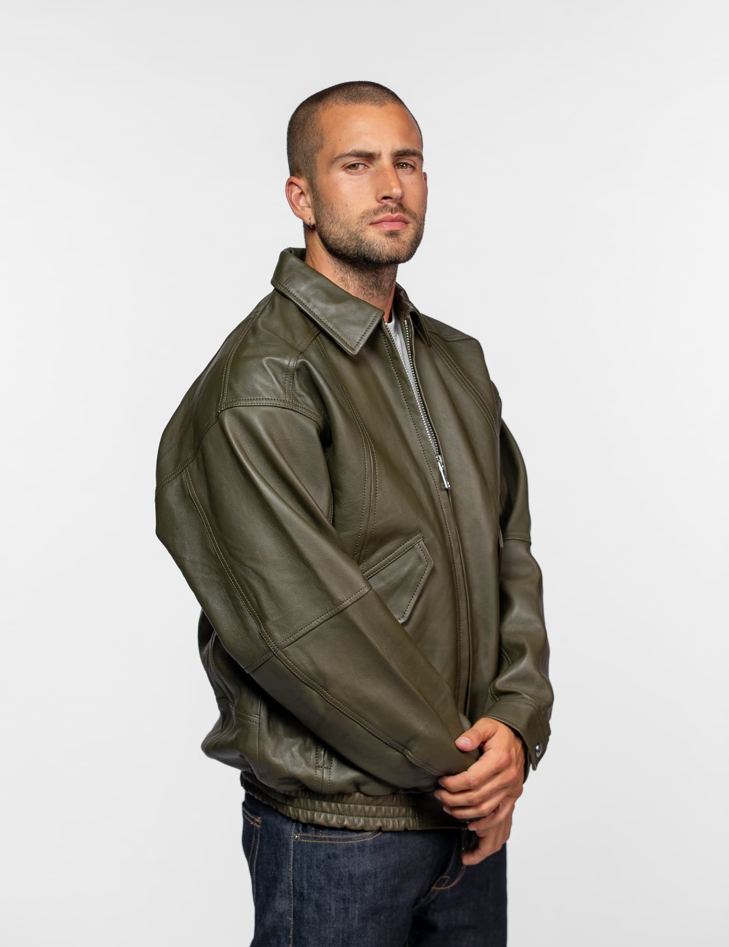 Blouson en cuir vert olive à fermeture éclair et col.