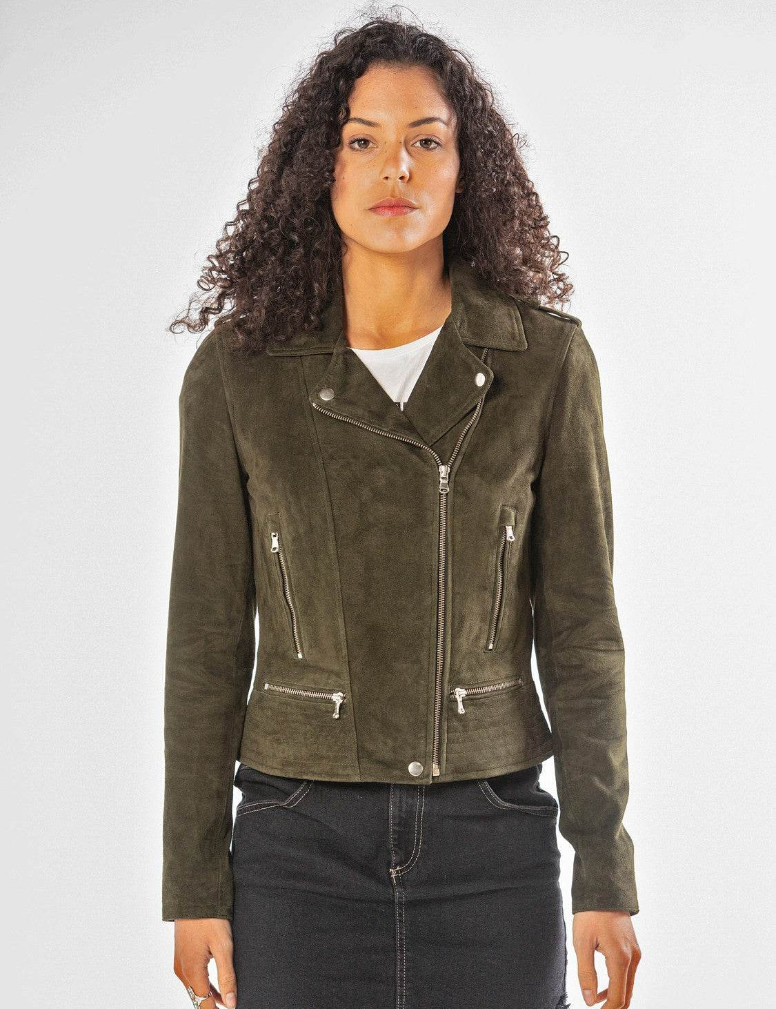 Femme portant une veste en daim devant fond blanc.