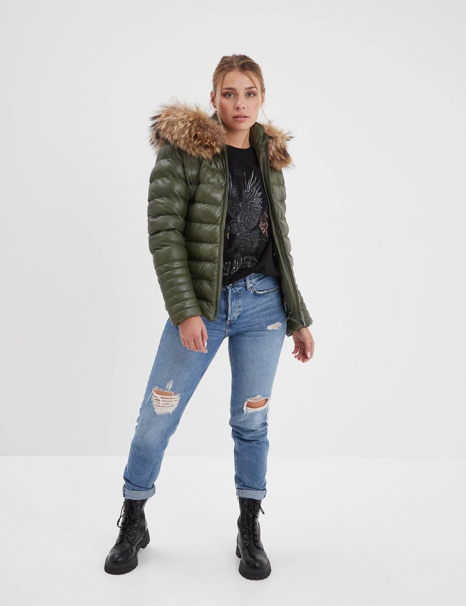 Doudoune vert olive avec capuche en fourrure et matelassage horizontal.