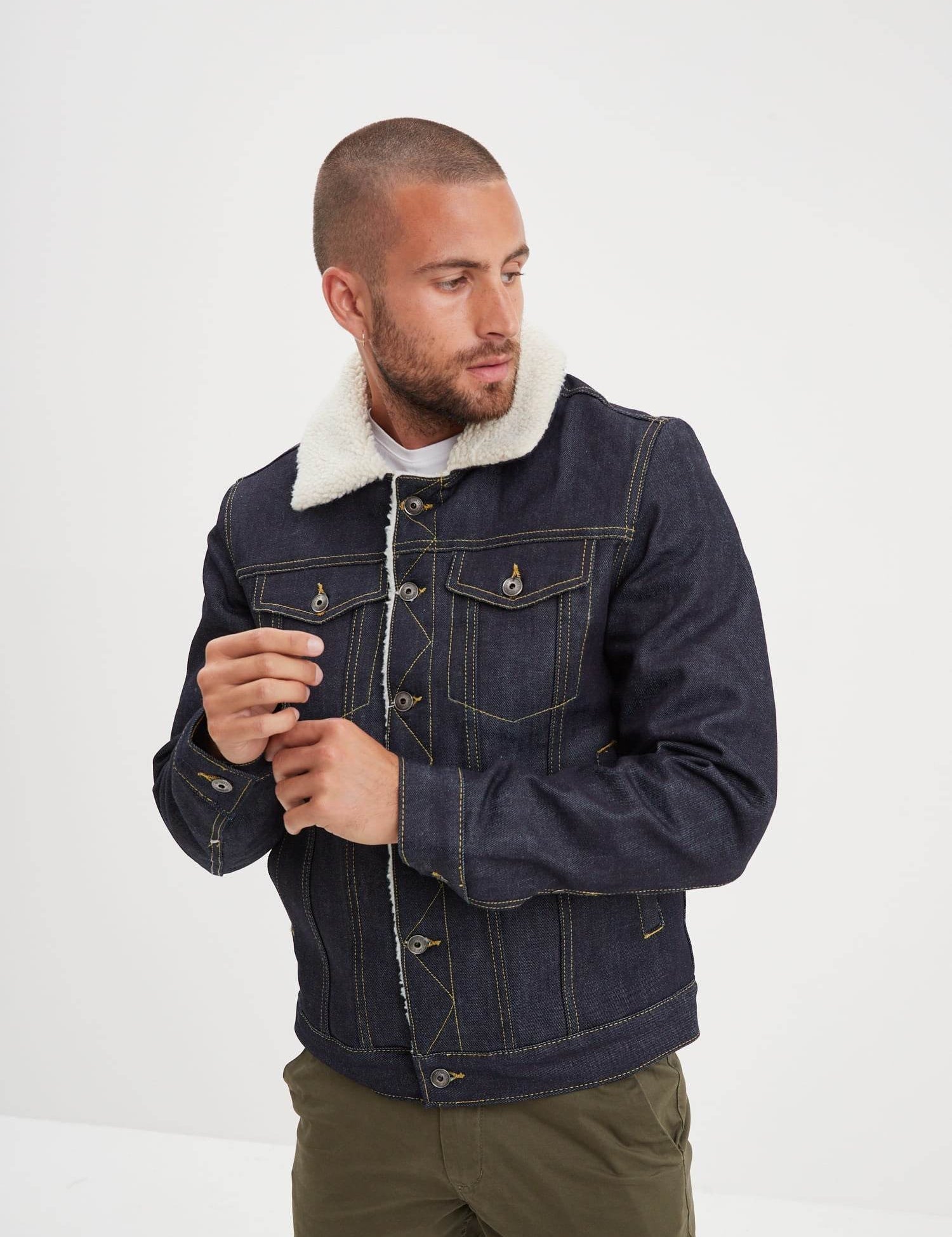 Veste en jean avec col en laine et pantalon vert.