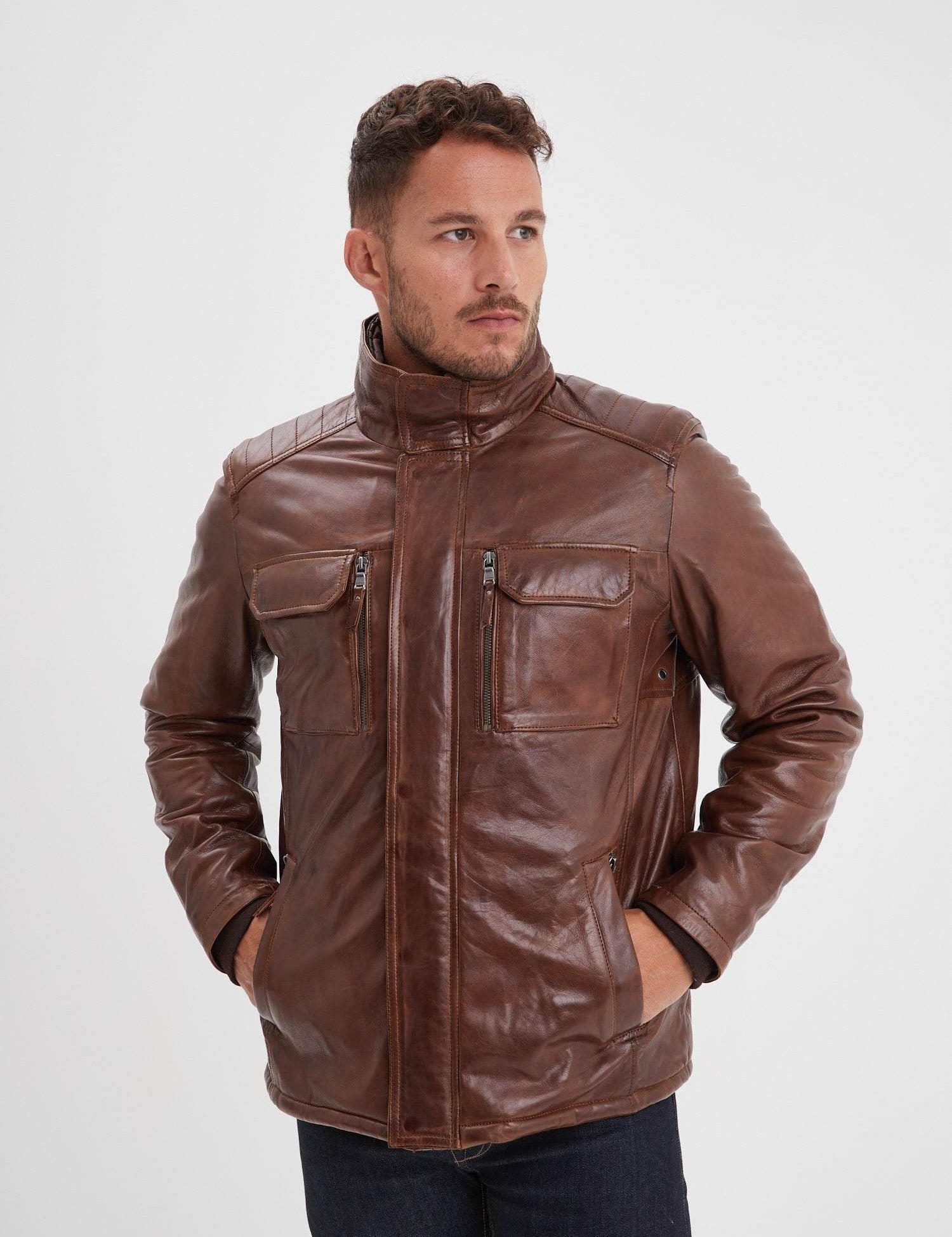 Veste en cuir marron avec quatre poches frontales.
