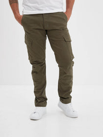 Pantalon cargo olive avec poches latérales et coutures apparentes.
