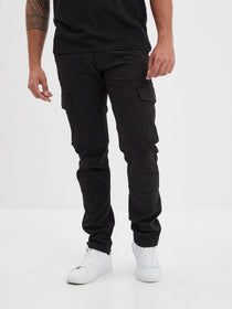 Pantalon cargo noir avec poches latérales et genoux articulés.