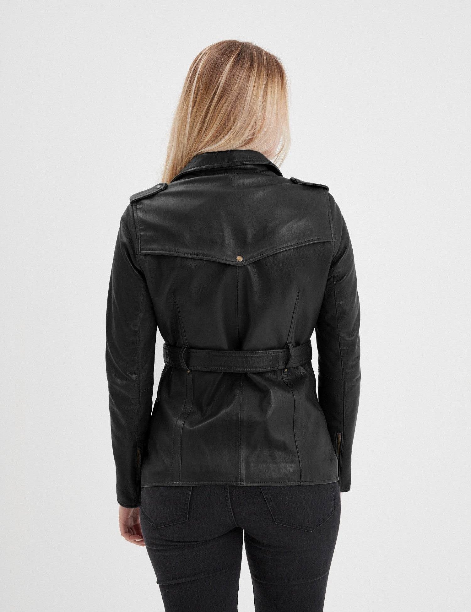 Veste en cuir noir avec ceinture et boutons pression dorés.