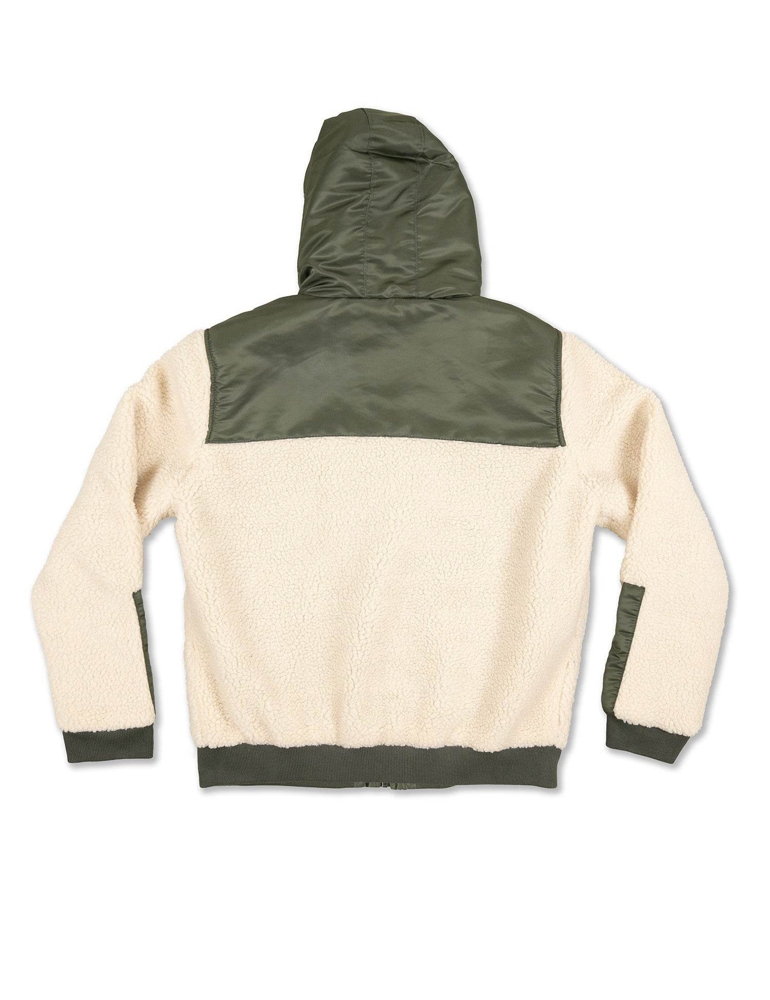Veste en polaire blanc cassé et empiècements vert olive.