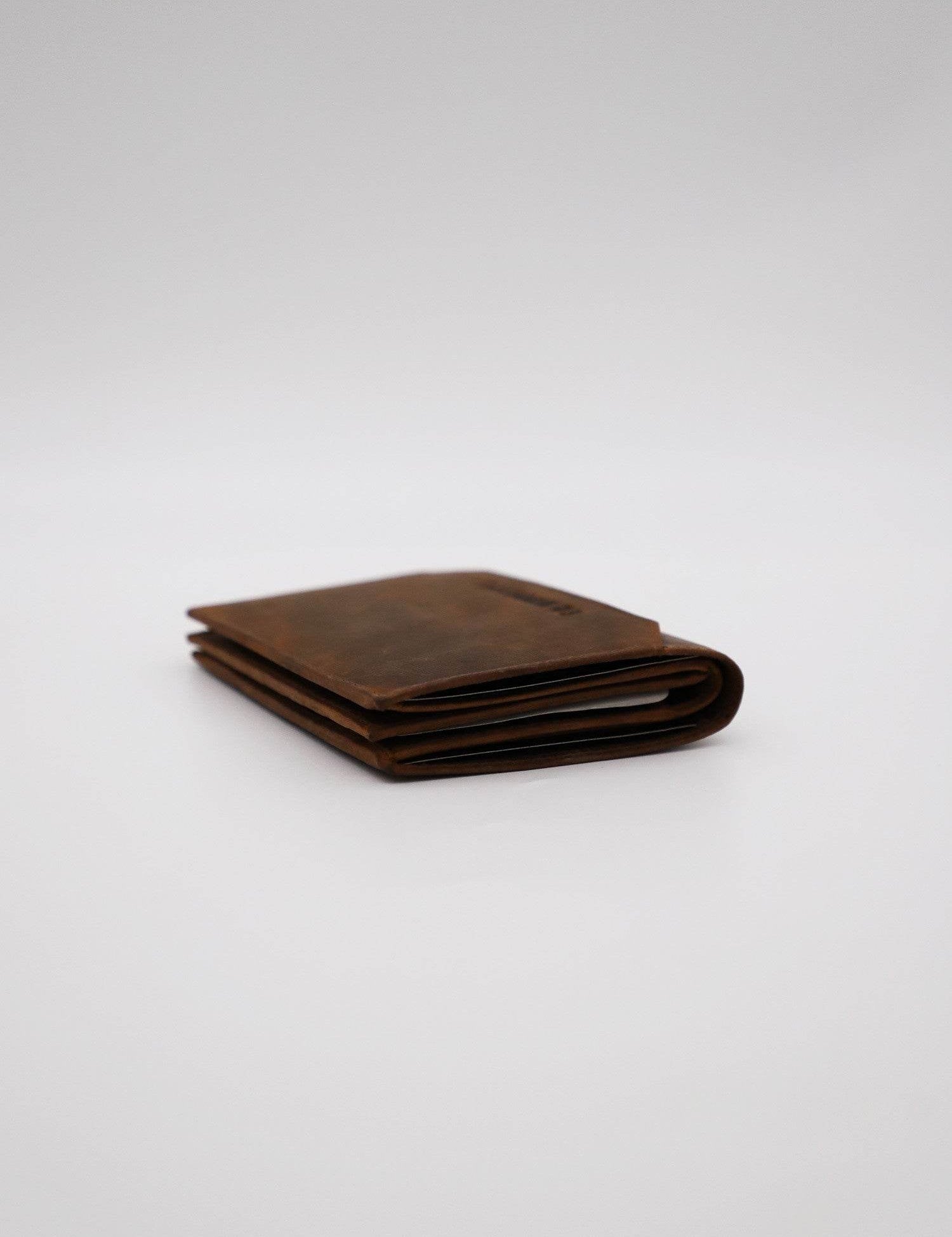 Portefeuille en cuir marron sur fond blanc.