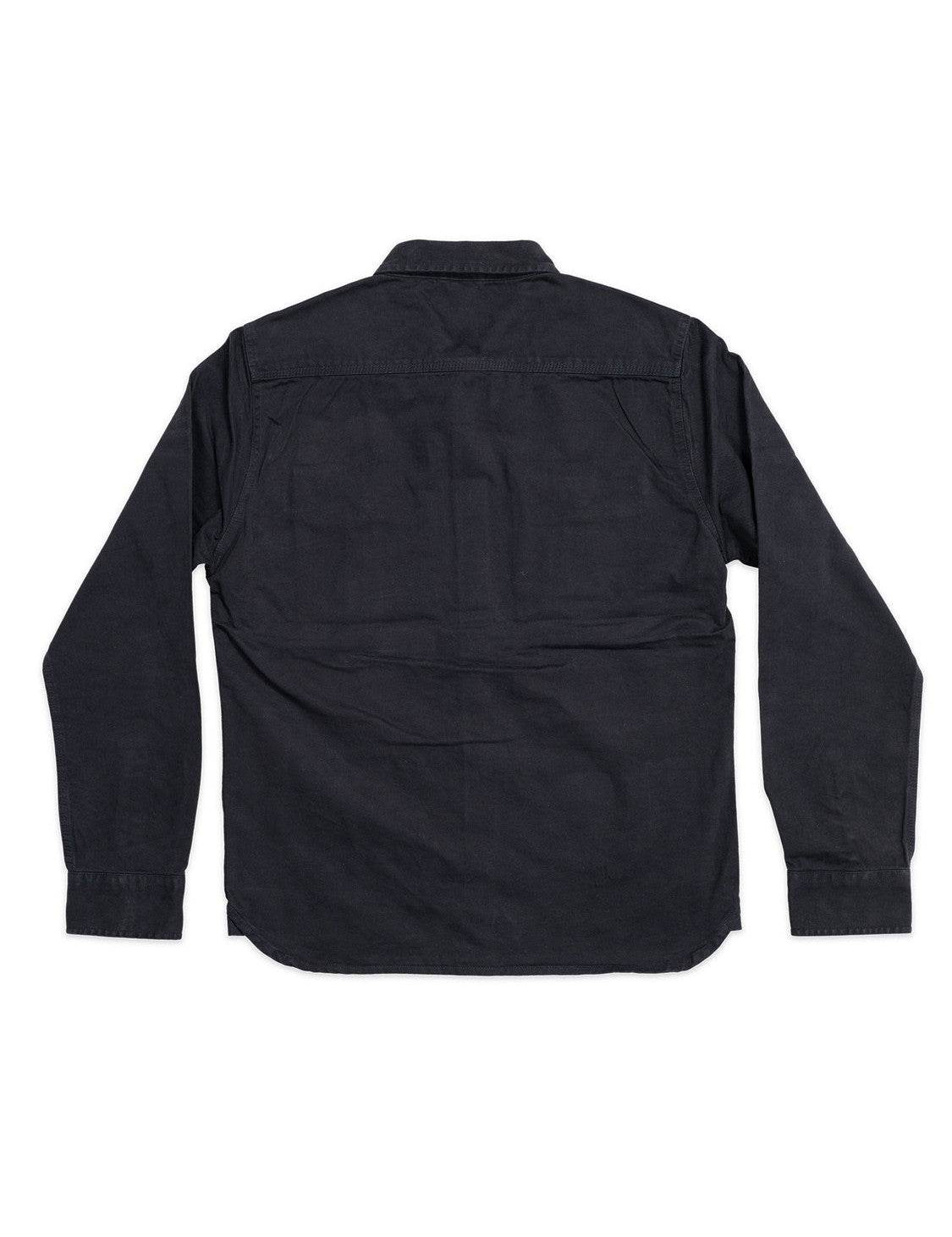 Dos d'une chemise noire à manches longues.