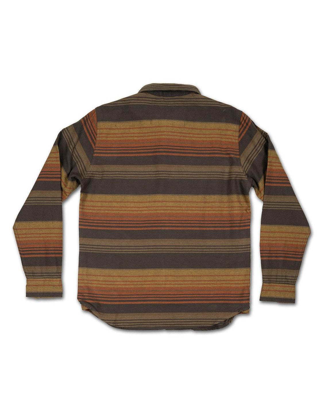 Homme portant une veste en cuir marron avec écussons et rayures.