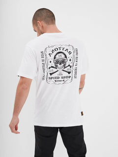 Homme de dos portant un t-shirt blanc imprimé tête de mort.