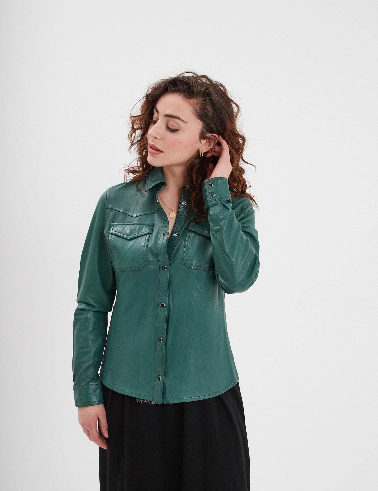 Chemise en cuir vert émeraude avec boutons-pression et poches poitrine.