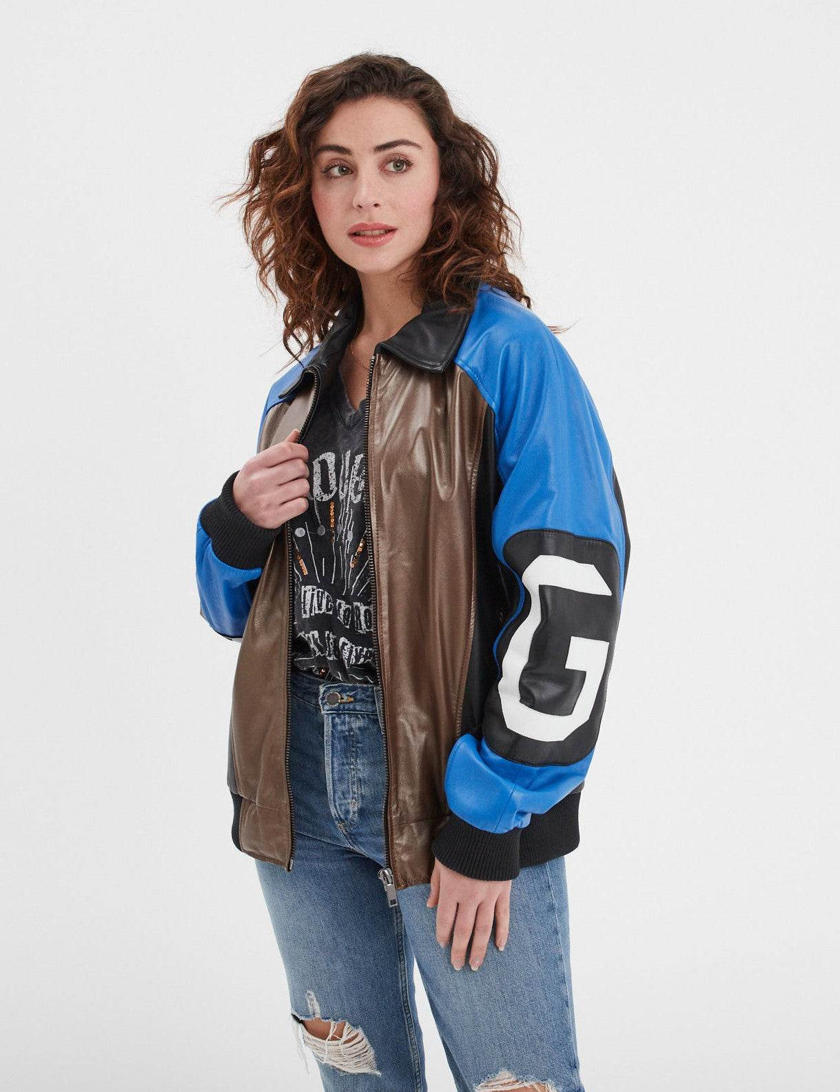Blouson aviateur en cuir marron, bleu et noir avec "G".