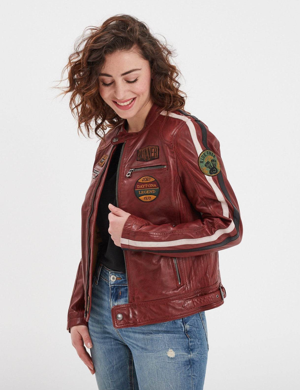 Femme portant un blouson rouge, haut noir et jean.